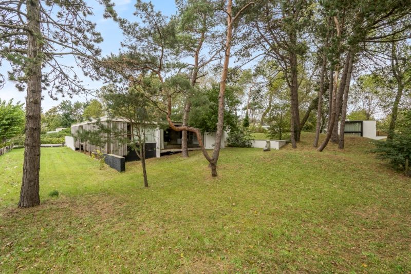 Beschermde modernistische villa op 3146m² gelegen in de Simli-wijk te Nieuwpoort-Bad. foto 2