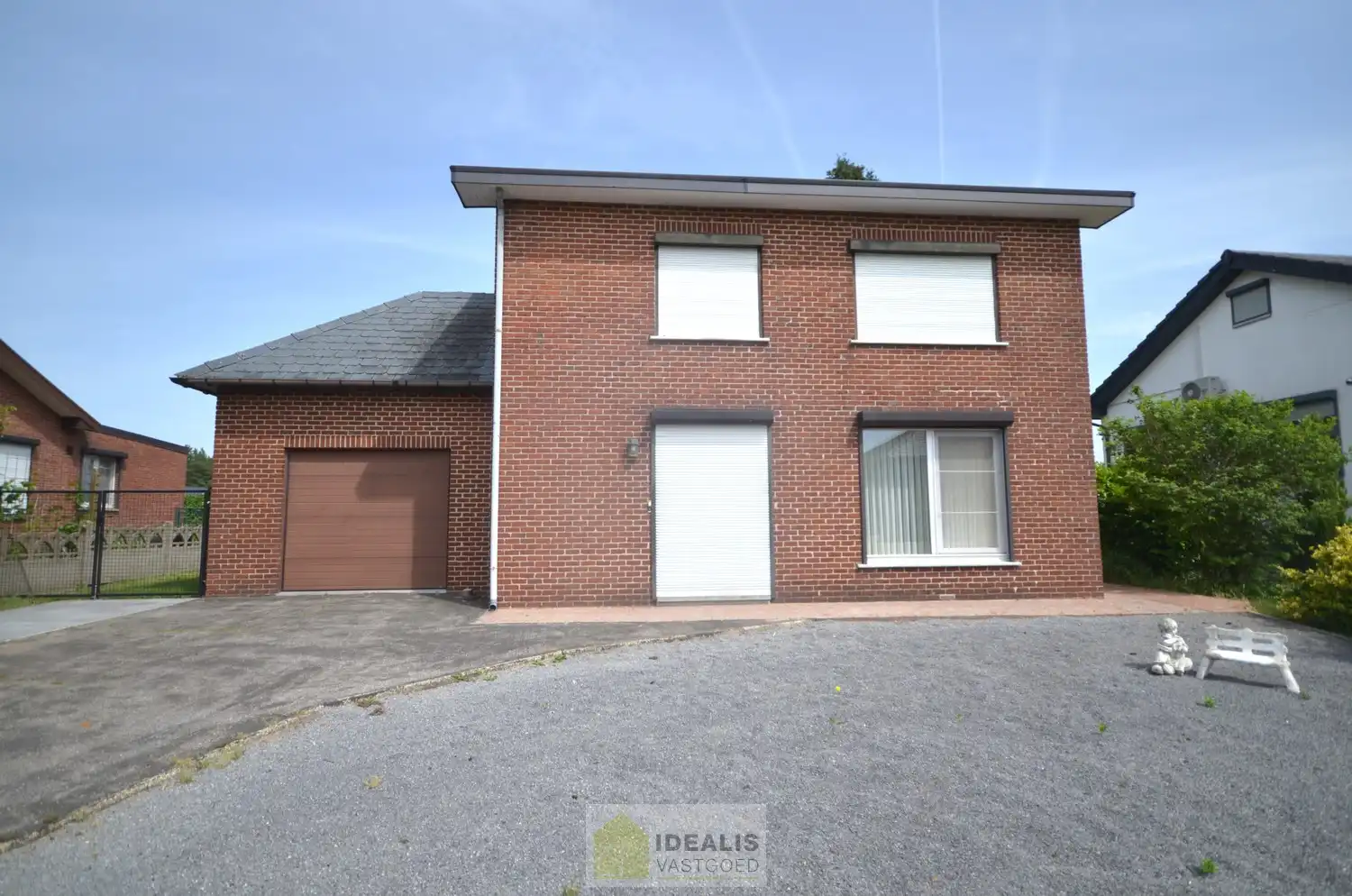 IDEALIS VASTGOED - Nabij het groen gelegen woning met een bewoonbare oppervlakte van + -125m² op een perceel van 7a59ca! Het betreft een zeer centraal gelegen woning t.o.v. grote steden als Leuven, Brussel, Antwerpen en Hasselt die vlot bereikbaar zijn door de nabijheid van de E313 en E314. Uitermate geschikt voor kandidaten op zoek naar een te renoveren woning in de groene omgeving van Linkhout!! foto 2