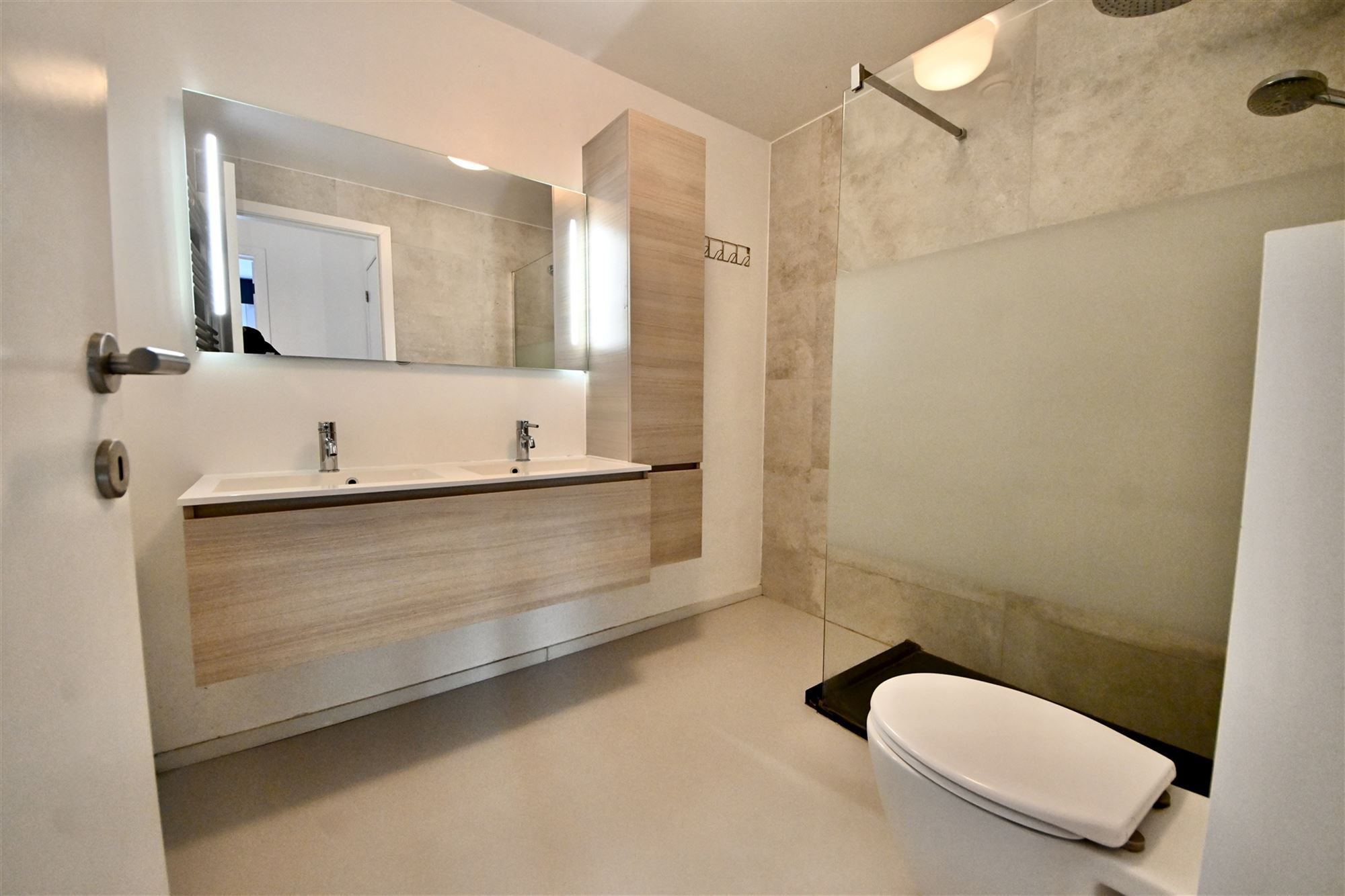 Appartement met 2 slaapkamers, terras en staanplaats.  foto 13