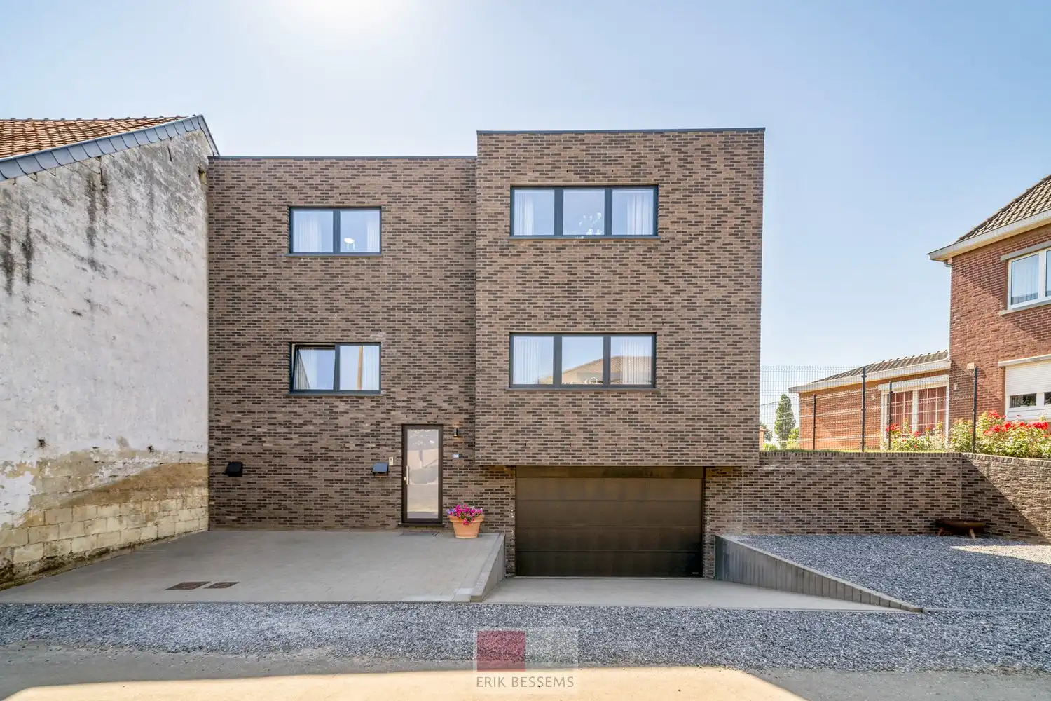 Deze moderne halfopen woning, gebouwd in 2016, biedt een bewoonbare oppervlakte van maar liefst 232 m² op een perceel van 377 m² en maar liefst 5 slaapkamers waarvan er eentje in gebruik is als bureau. foto {{pictureIndex}}