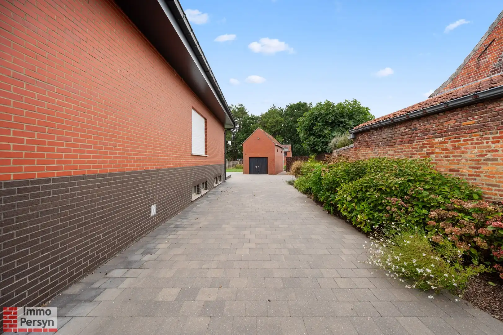 Vrijstaande bungalow met bijgebouw op een riant perceel foto 21