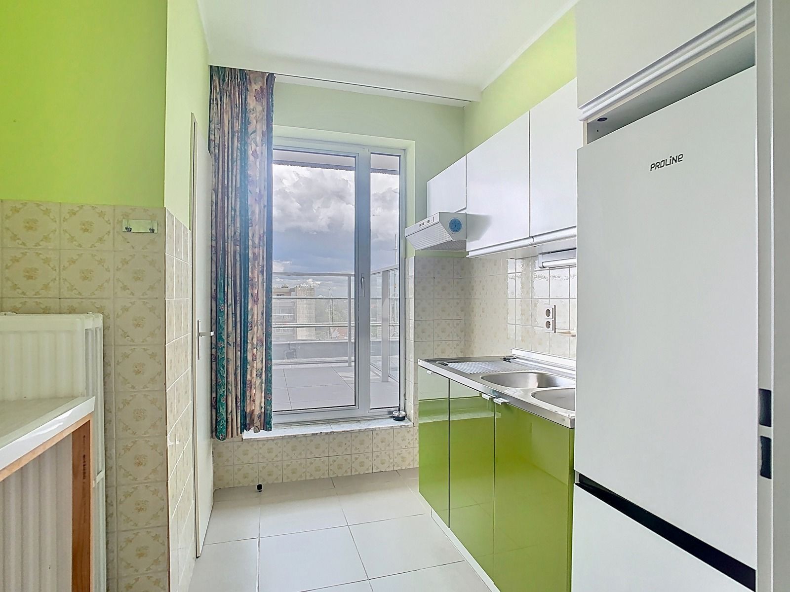 Instapklaar appartement met 1 SLPK én GROOT Terras! foto 6