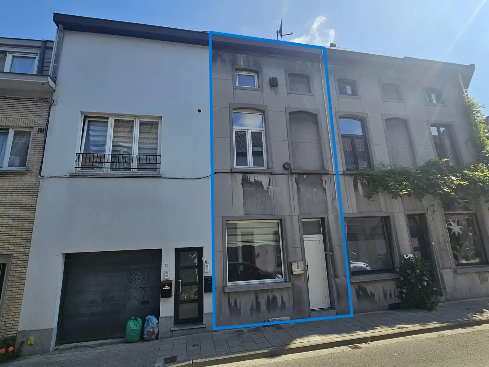 Centraal gelegen, op te frissen rijwoning met 4 slaapkamers. foto {{pictureIndex}}
