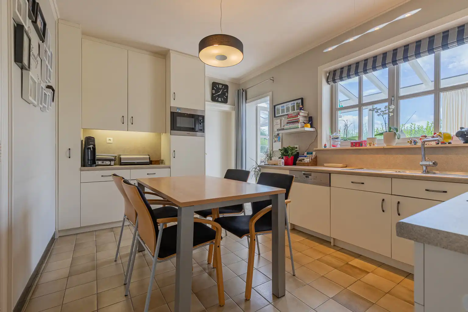 Open bebouwing met 4 slpks en veel opbergruimte! foto 6