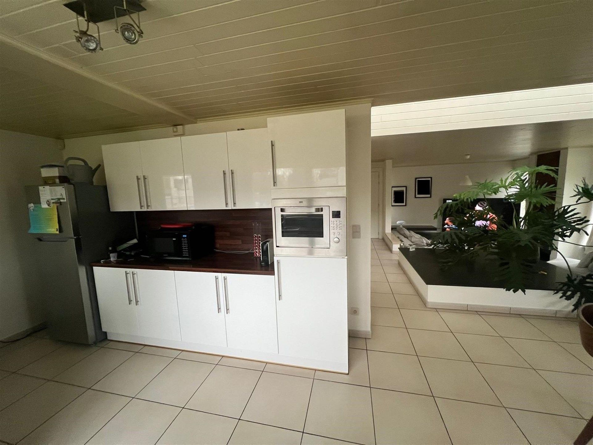 Ruime bungalow met twee slaapkamers en grote tuin foto 9