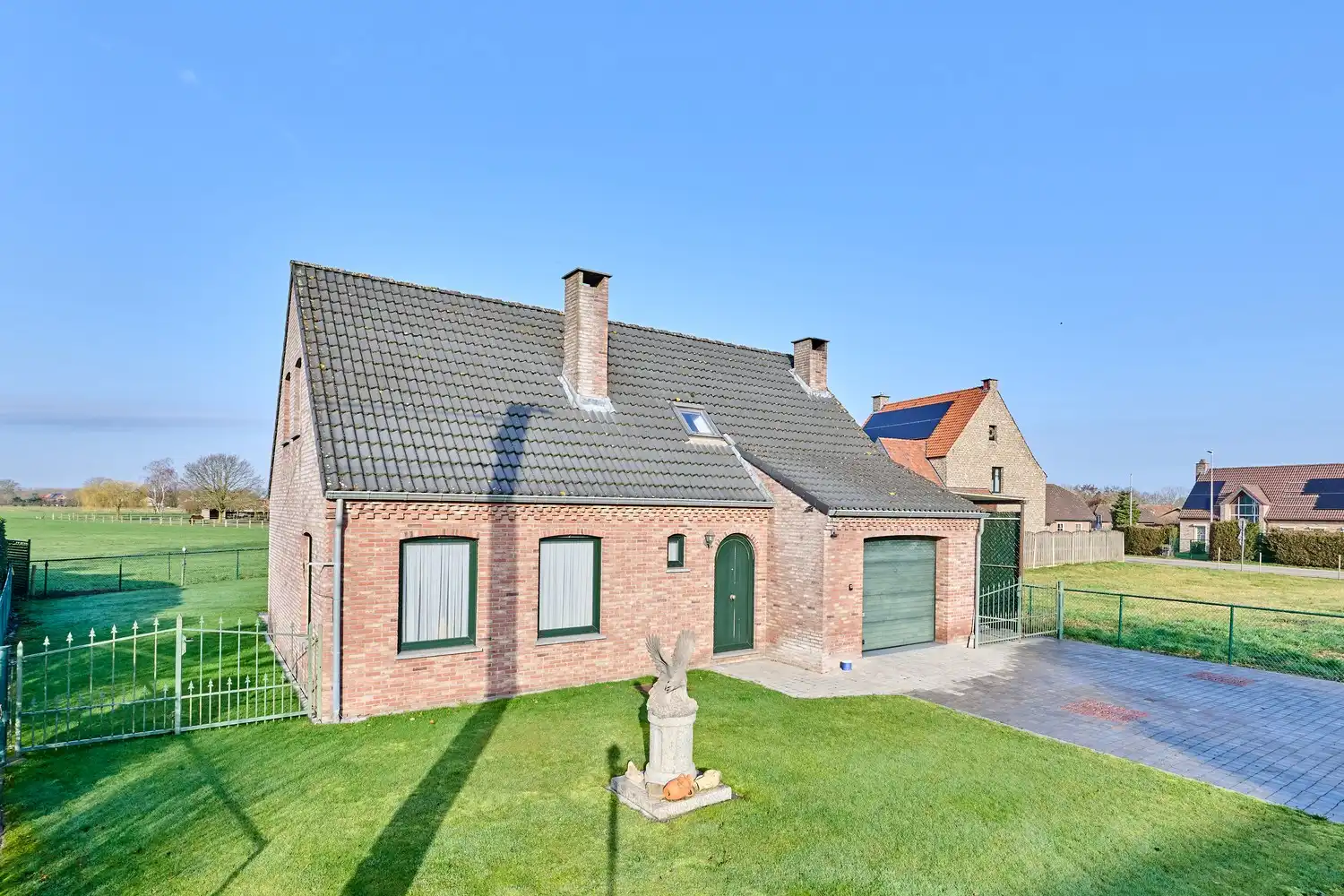 Charmante landelijk gelegen eengezinswoning volledig onderkeldert en ruime vrijstaande garage foto 2