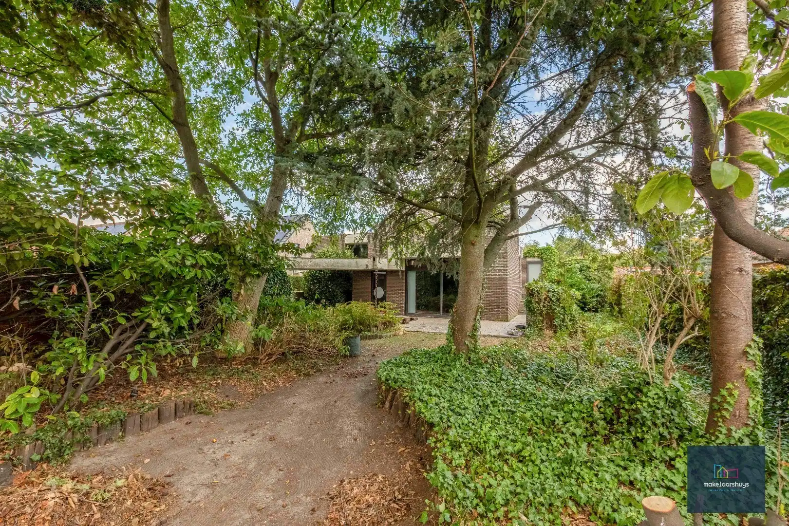 Architecturale woning op een rustige ligging foto 25