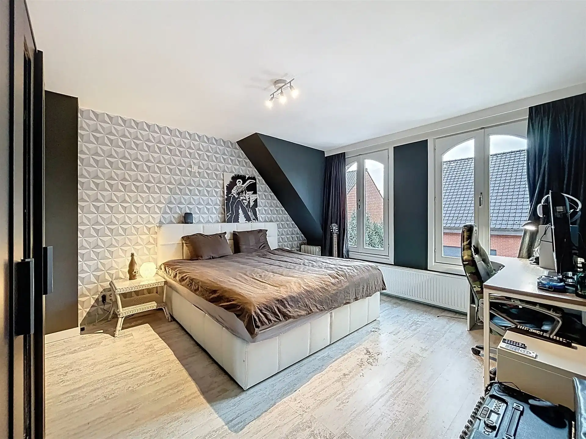 Moderne gezinswoning met 3 ruime slaapkamers en inpandige garage! foto 13