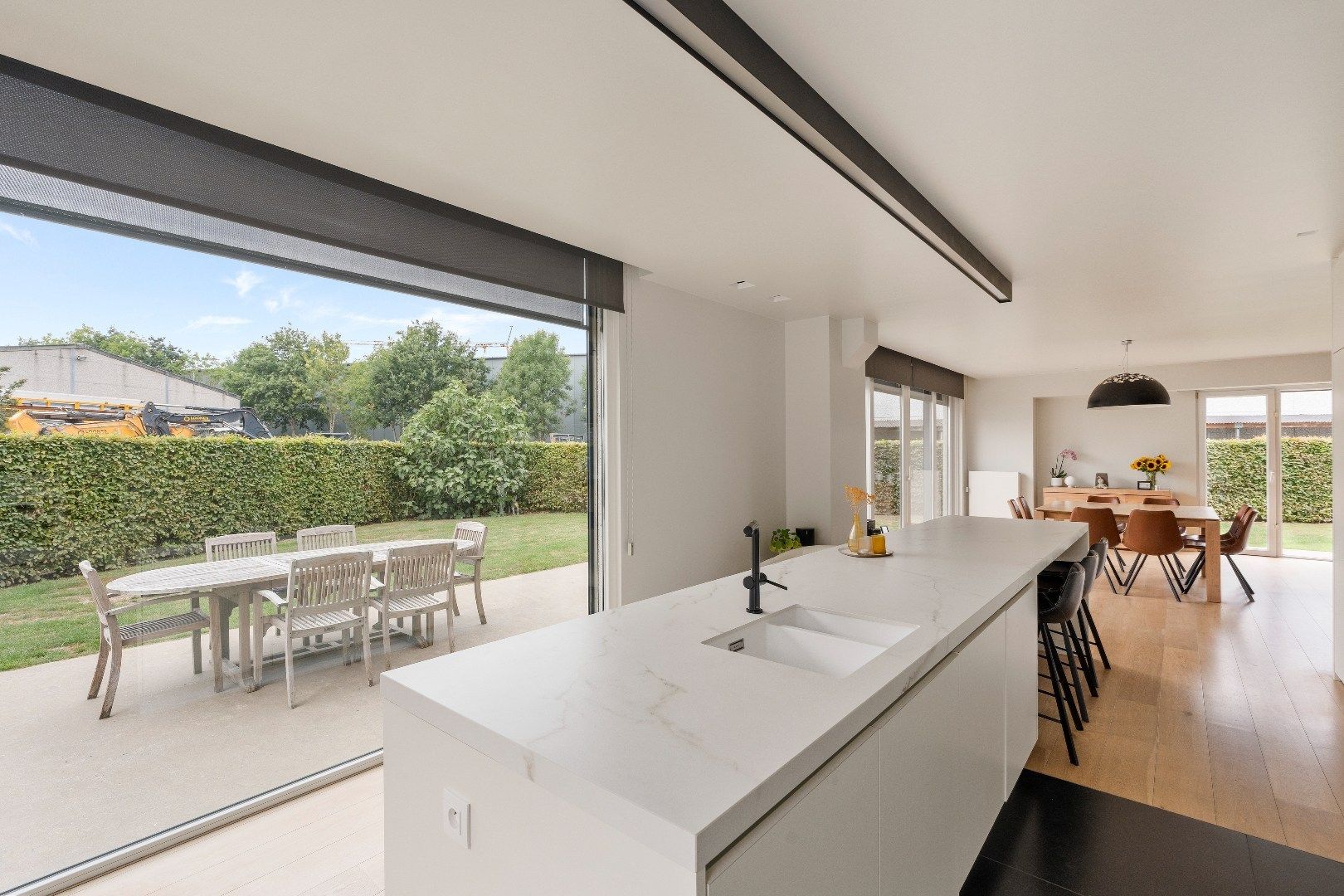 Prachtige woning met 4 slaapkamers en ruim magazijn op bedrijventerrein. foto 8
