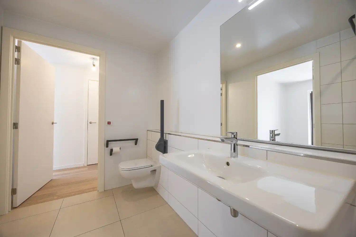 Assistentie-appartement met zijdelings zeezicht op steenworp van de zeedijk. foto 18