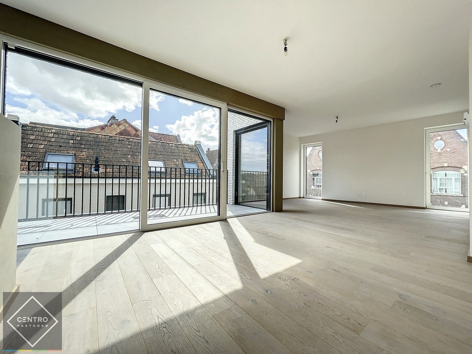 HOEK-PENTHOUSE met 2 slpks, 2 ZONNETERRASSEN en mogelijkheid OVERDEKTE autostaanplaats! foto 9