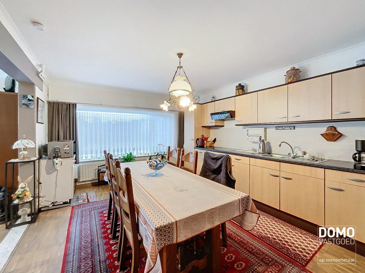 Commercieel gelegen handelspand met inclusief bovenliggend appartement te Kermt. foto 7