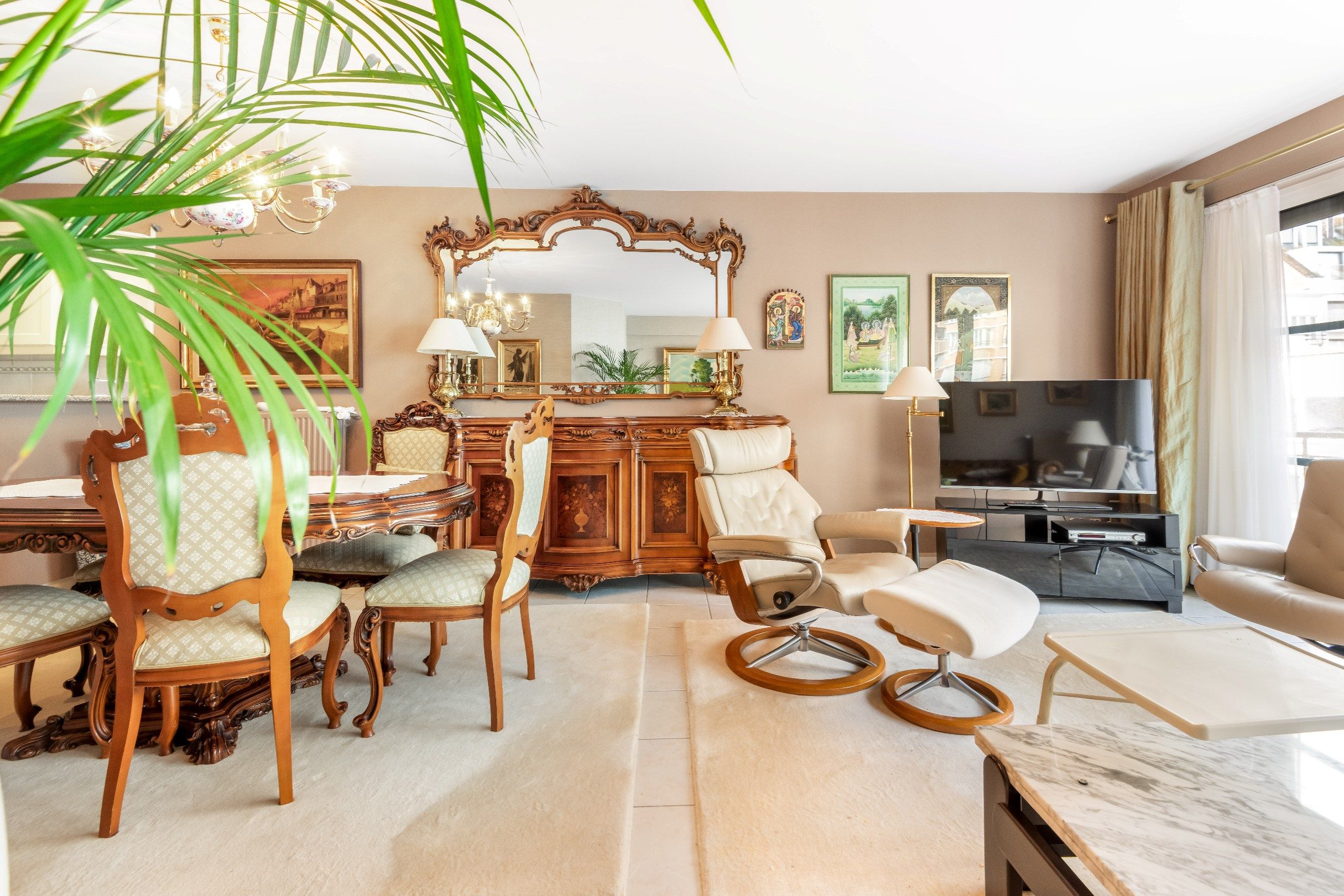 Zeer centraal gelegen, ongemeubeld appartement in de Dumortierlaan op enkele stappen van de Lippenslaan en de Zeedijk. foto 5