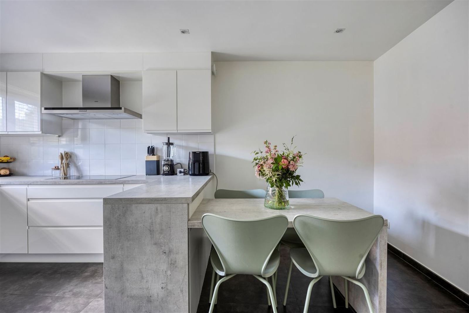 Instapklare, rustig achterin gelegen 3-gevelwoning nabij Hallerbos! foto 12