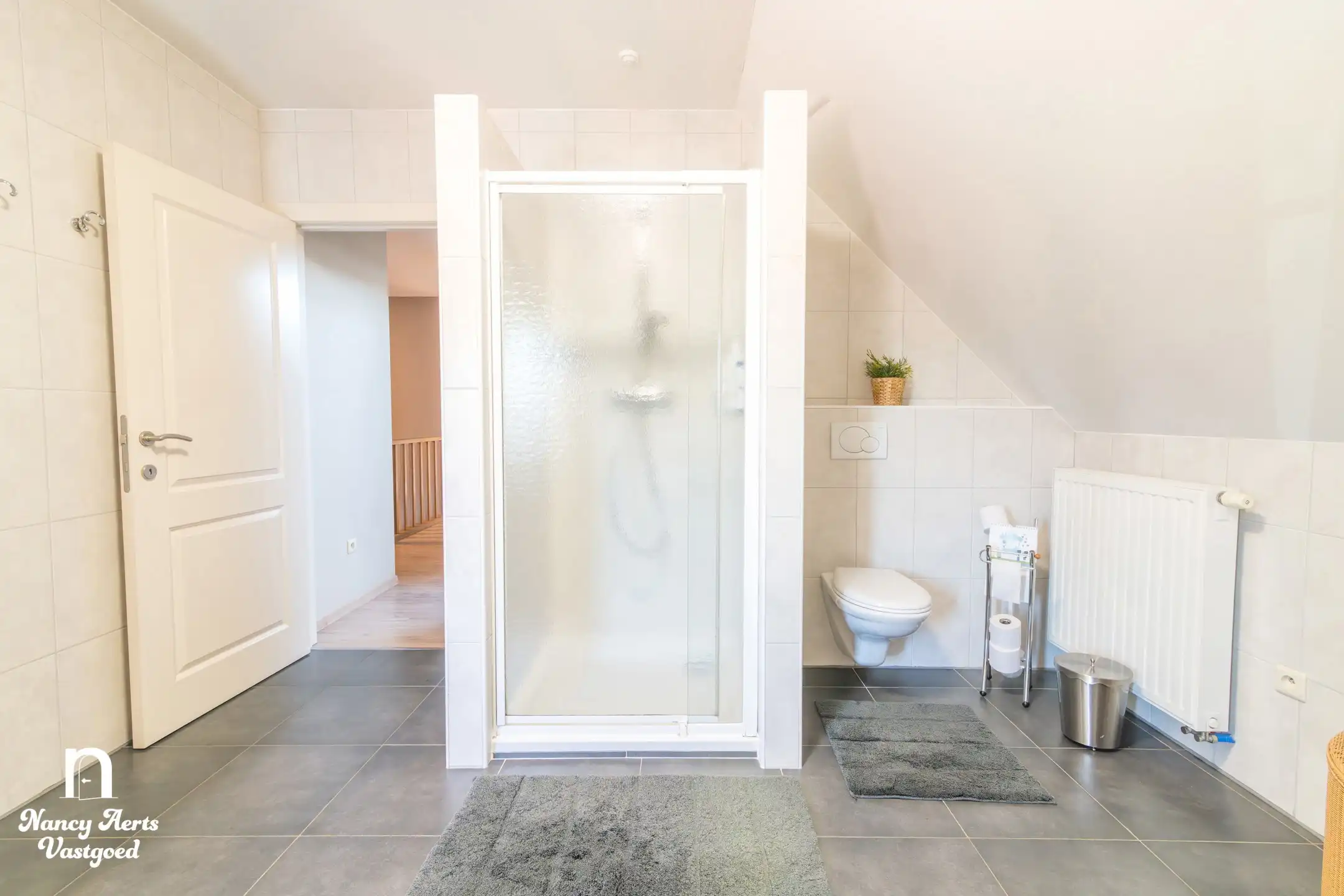 Instapklare woning met goed draaiende kapperszaak aan huis foto 48