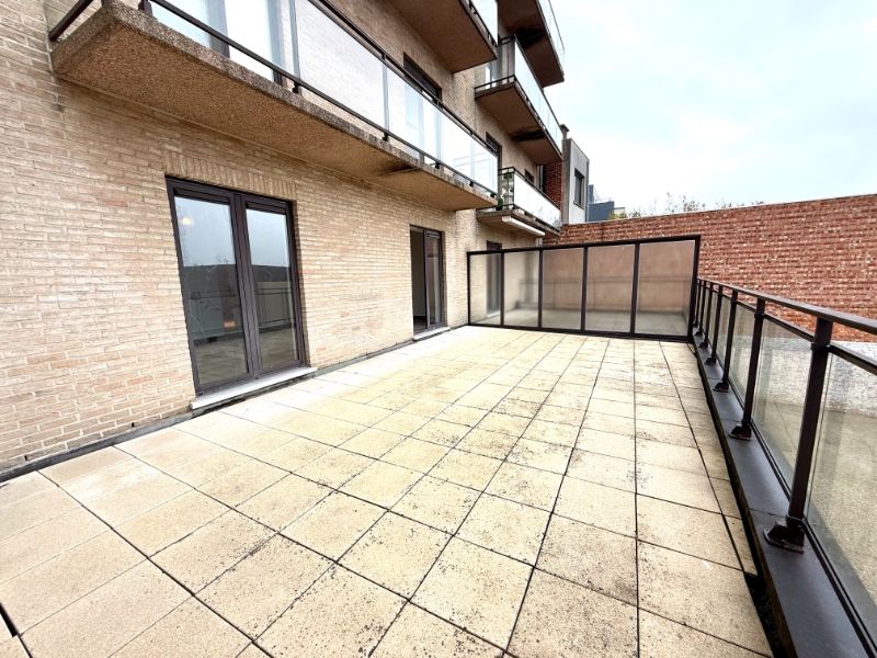 Instapklaar en ruim appartement met 2 slaapkamers en groot terras in hartje Deinze foto 11