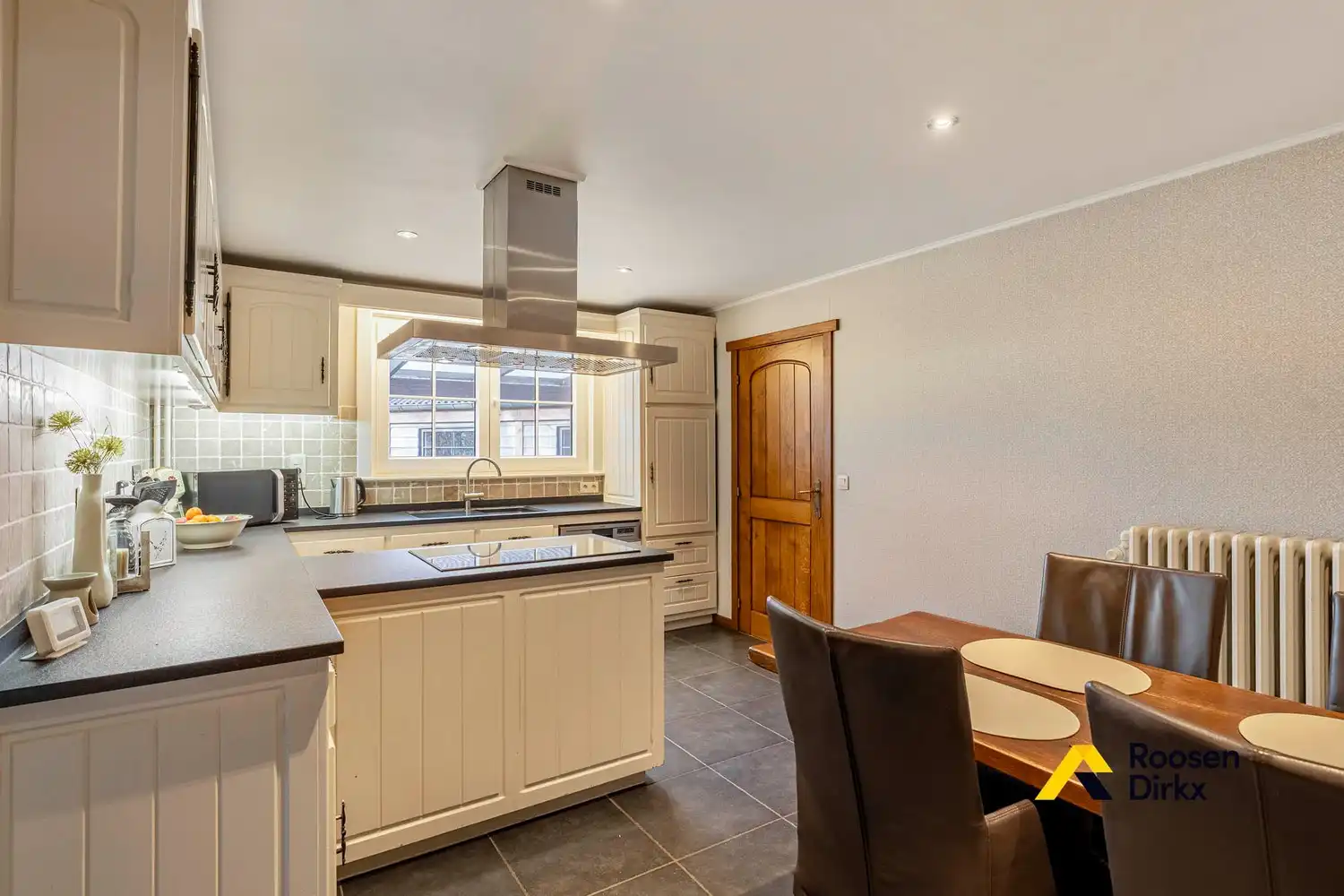 Solide woning met  4 slaapkamers en ruime garage op perceel van 734m² foto 11