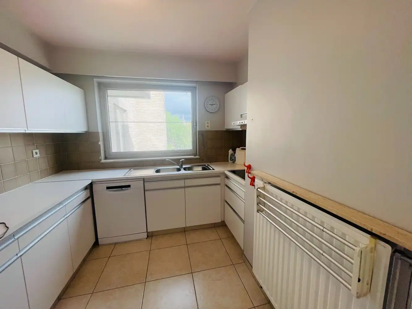 Brugge, vlak bij het Station en Katelijnepoort. Ontzettend lichtrijk zonnig instapklaar appartement in vooraanstaand gebouw met groot zonneterras, 2 slaapkamers en grote autostaanplaats. foto 4