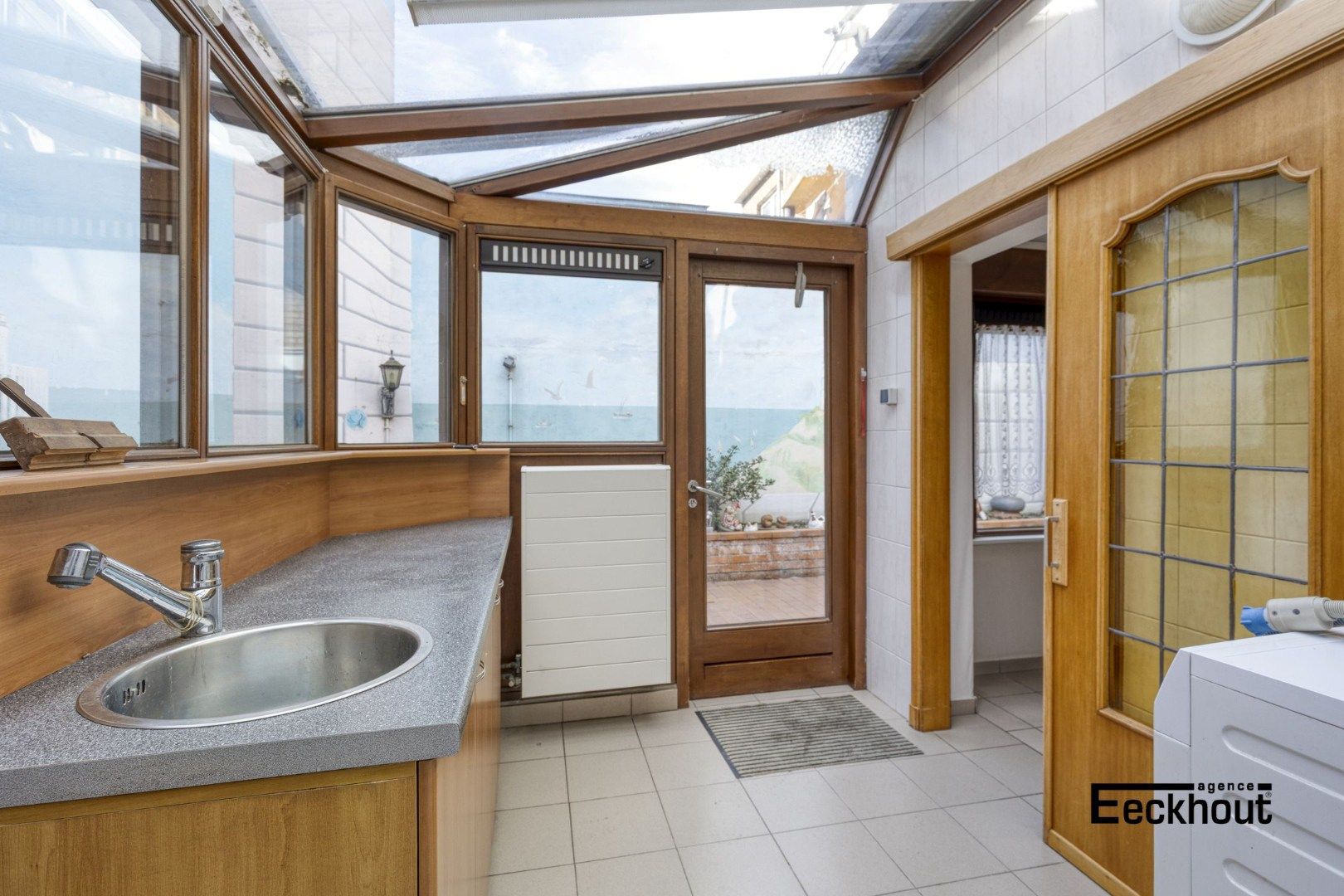 Ruime woning met zonnige koer op enkele passen van het strand! foto 11