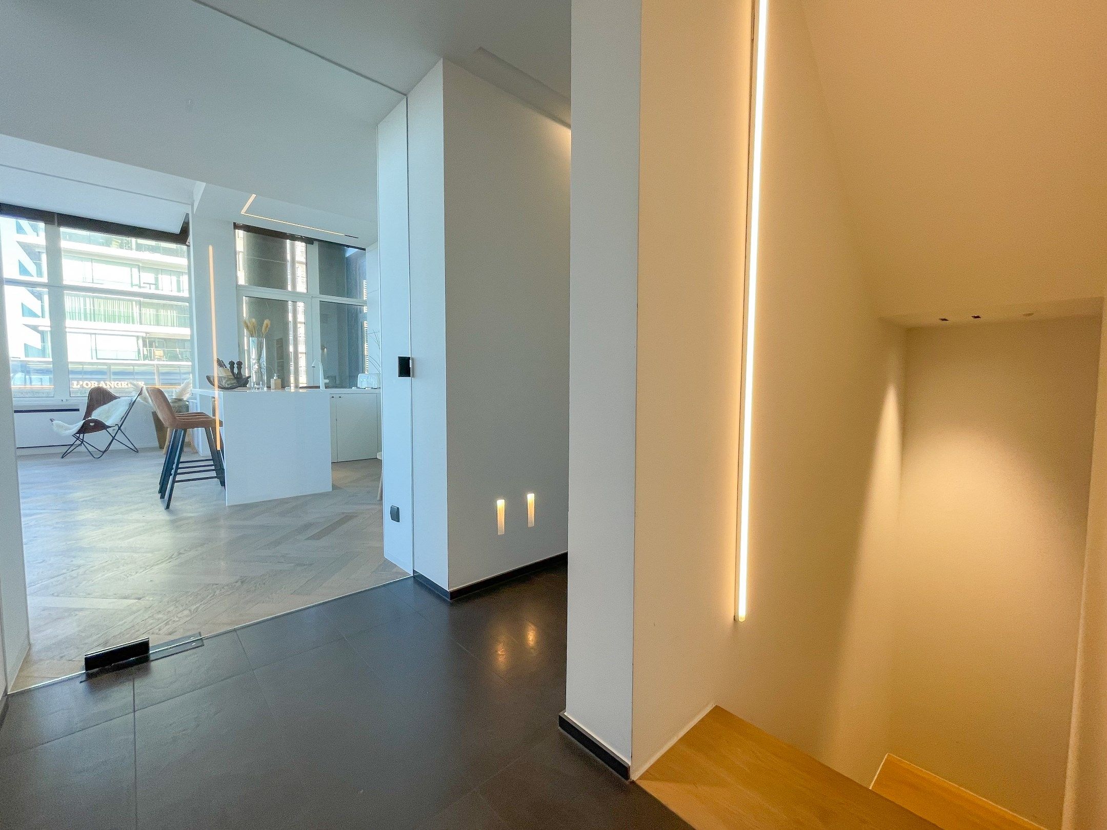 Uitzonderlijk, luxueus afgewerkt hoekappartement met frontaal zeezicht. foto 15