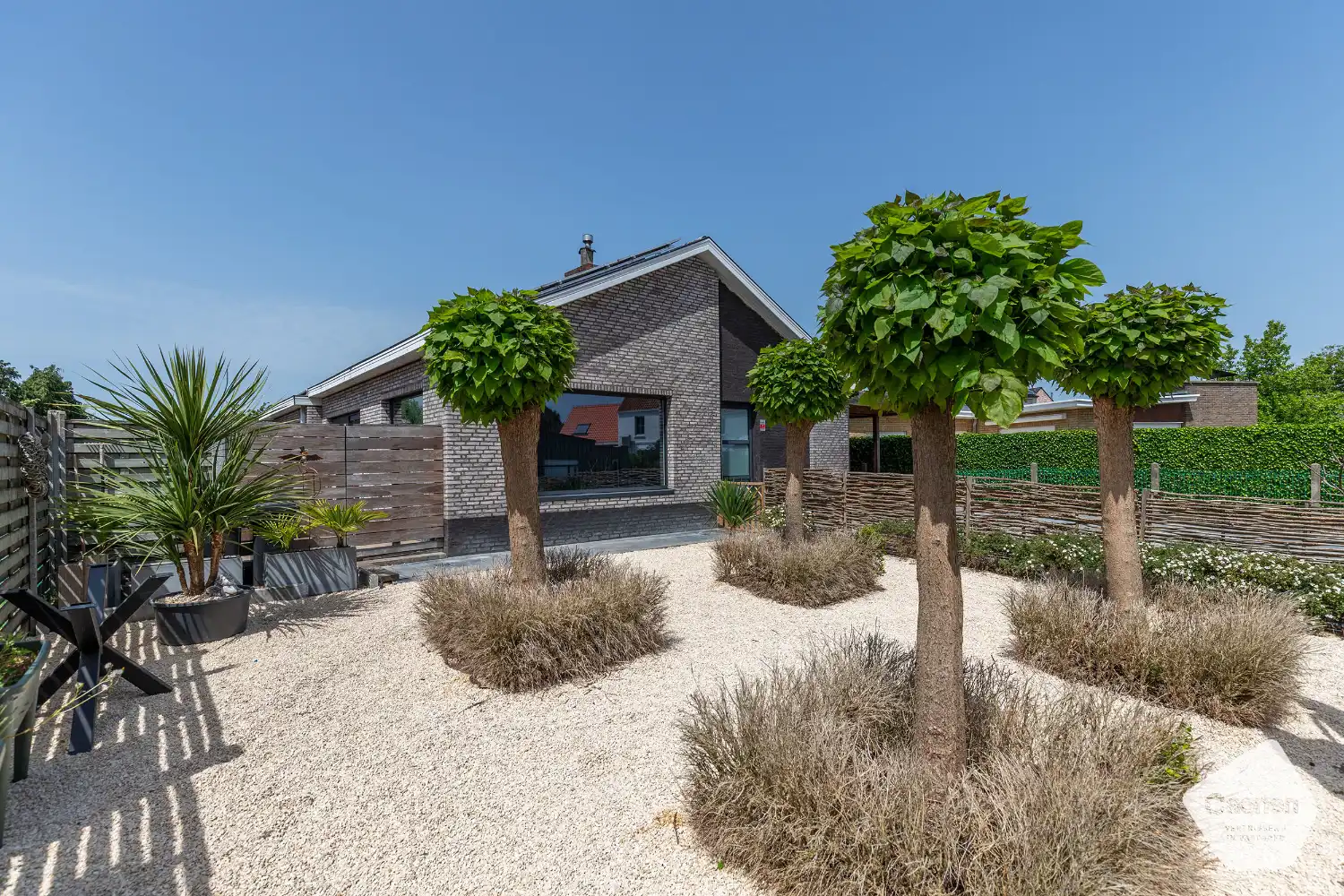 Moderne bungalow met 3 slaapkamers, aangelegde tuin en zwembad. foto 21