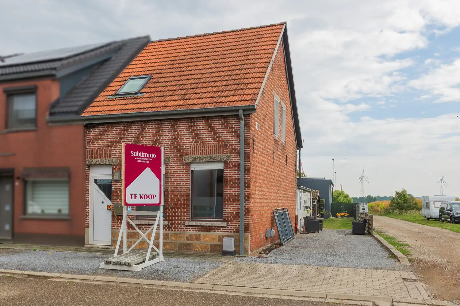 Halfopen woning op een perceel van 532 m² met ruime garage/werkplaats foto {{pictureIndex}}