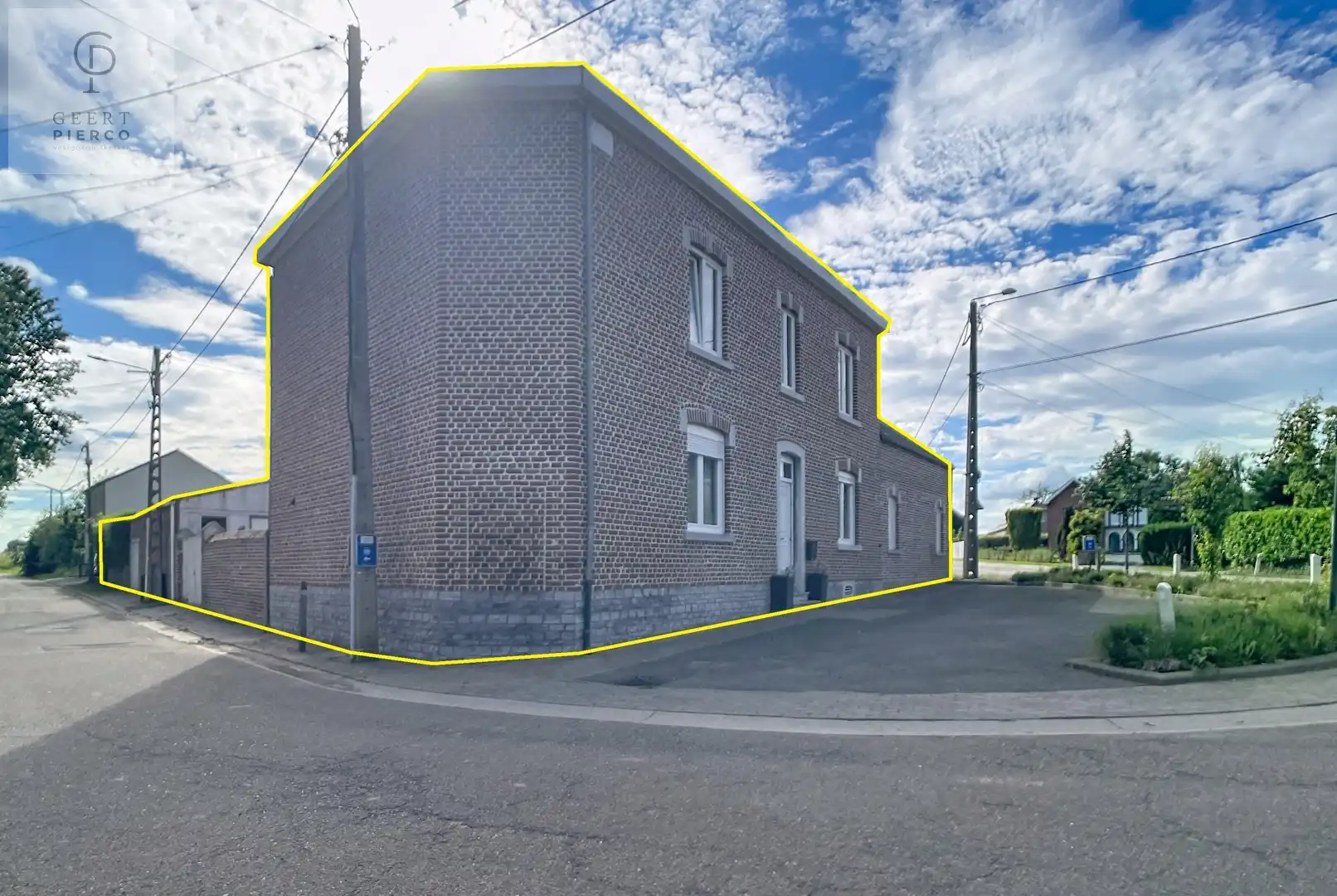Ruime woning met binnenkoer, stallingen en tuin vlakbij oprit van E40. foto 28