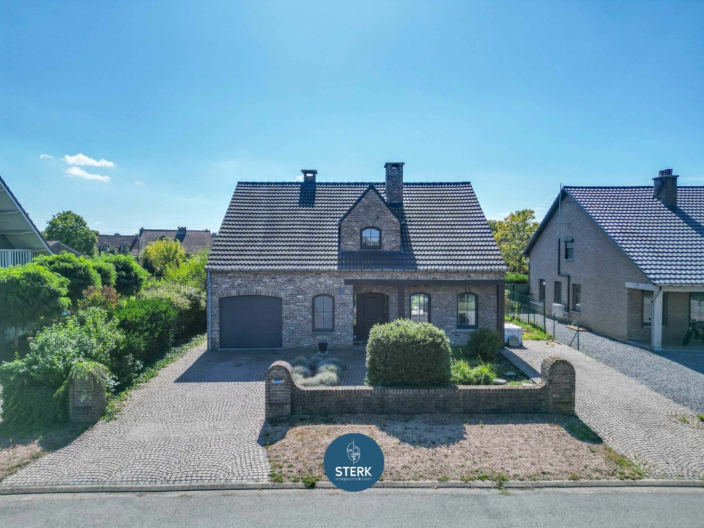 INSTAPKLARE GEZINSWONING MET 5 SLPKS OP PERCEEL VAN 931M² TE REKEM ! foto {{pictureIndex}}
