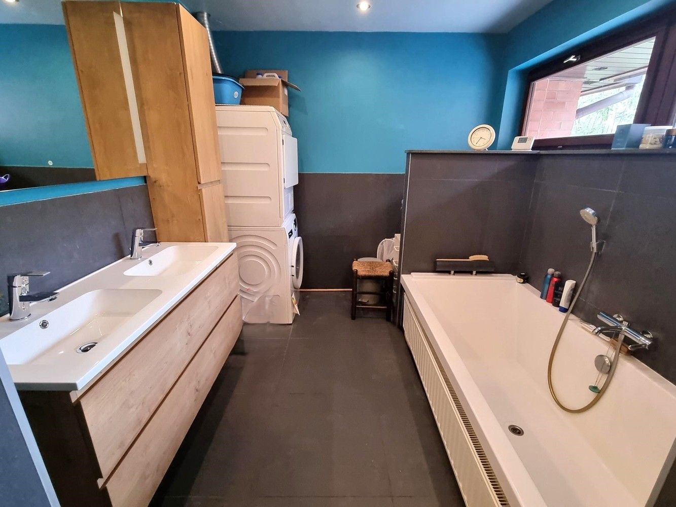 Vernieuwde woning, zeer rustig gelegen met enorm grote zolderruimte. Veel potentieel! foto 15