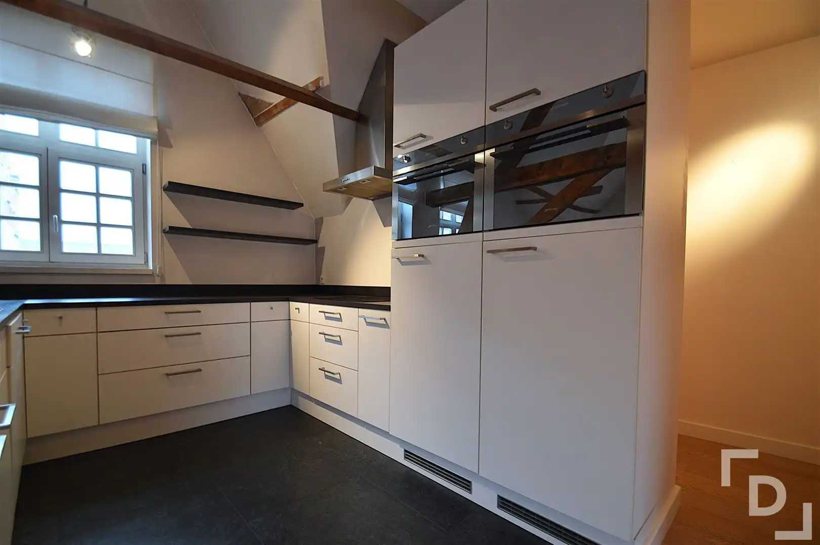 Ruim duplex appartement met garage te huur op toplocatie in Ieper foto 11