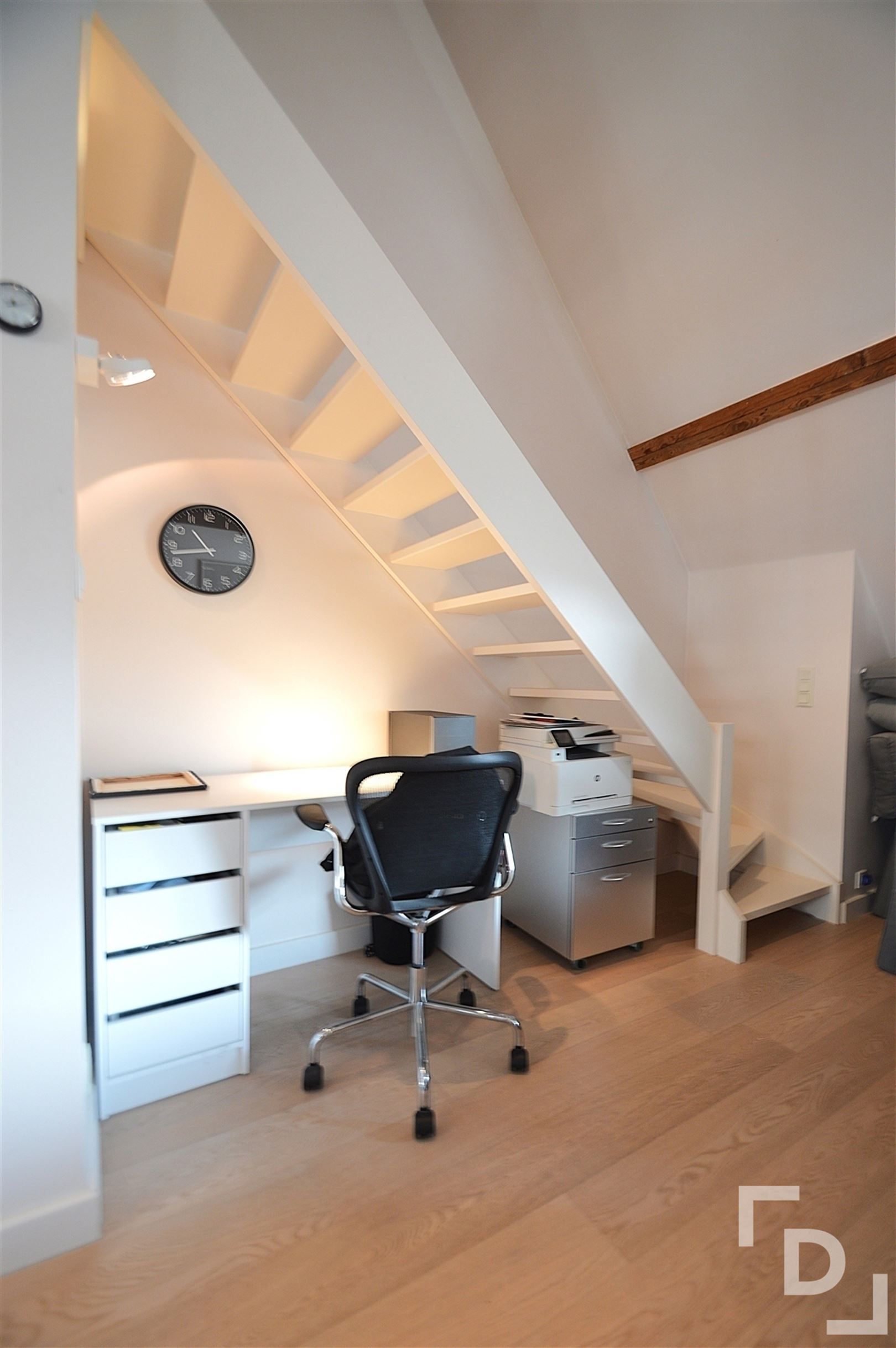 Ruim duplex appartement met garage te huur op toplocatie in Ieper foto 11