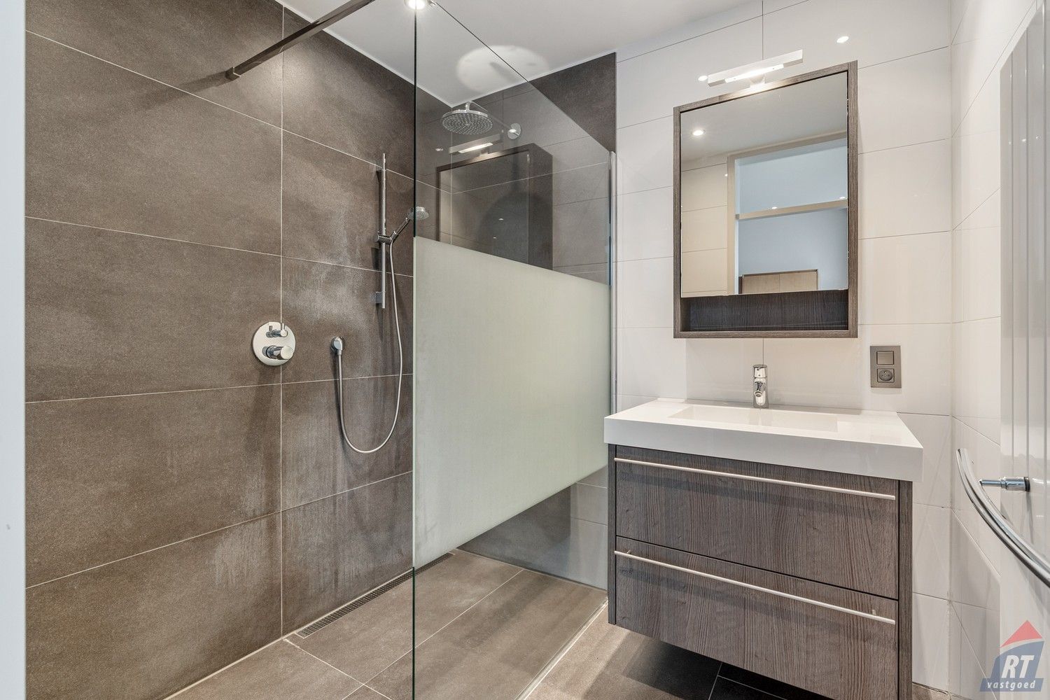 Uitzonderlijk ruime villa op een absolute toplocatie in het stadscentrum van Sint-Truiden foto 14