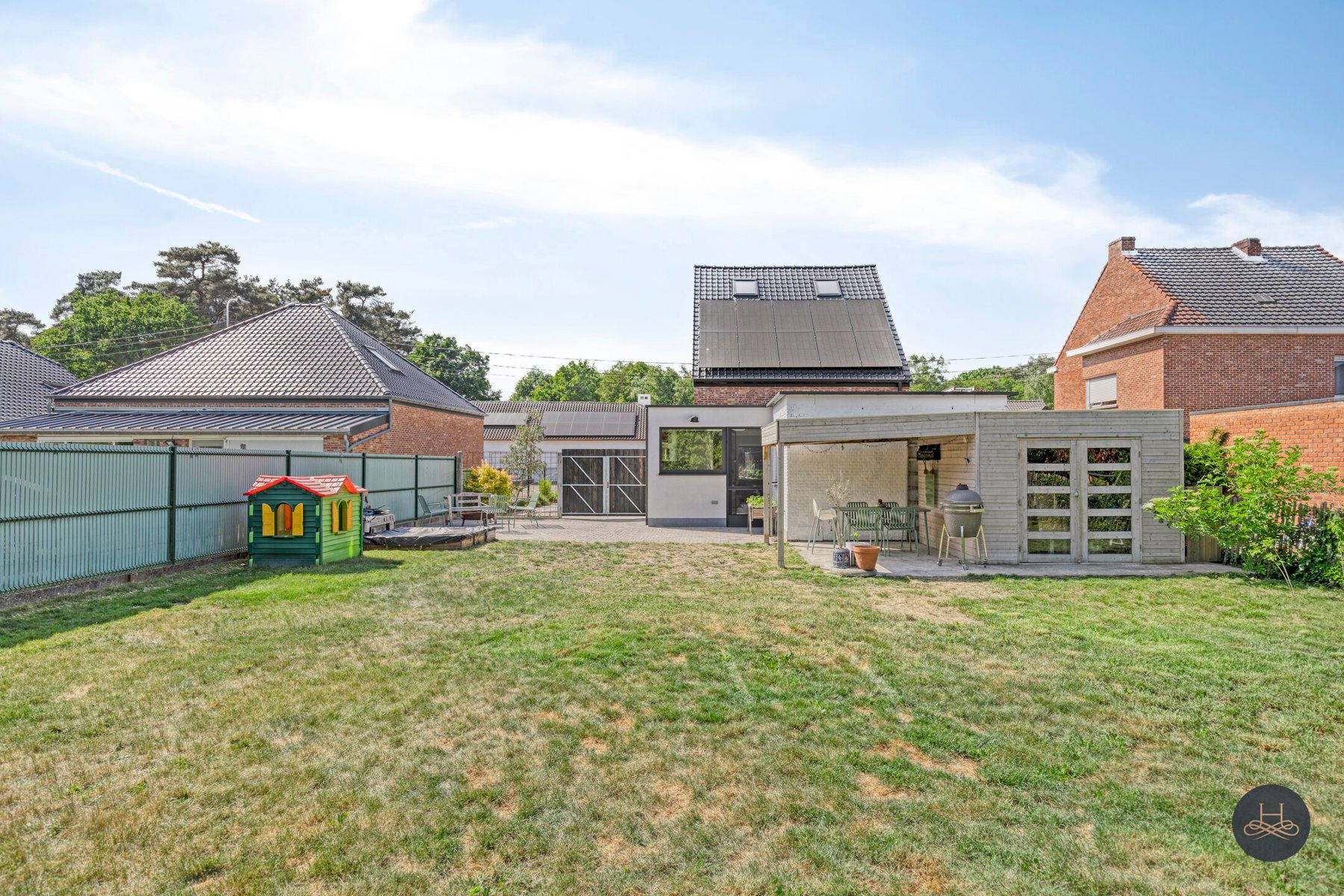 Volledig gerenoveerde open woning met ruime, praktische tuin foto 28