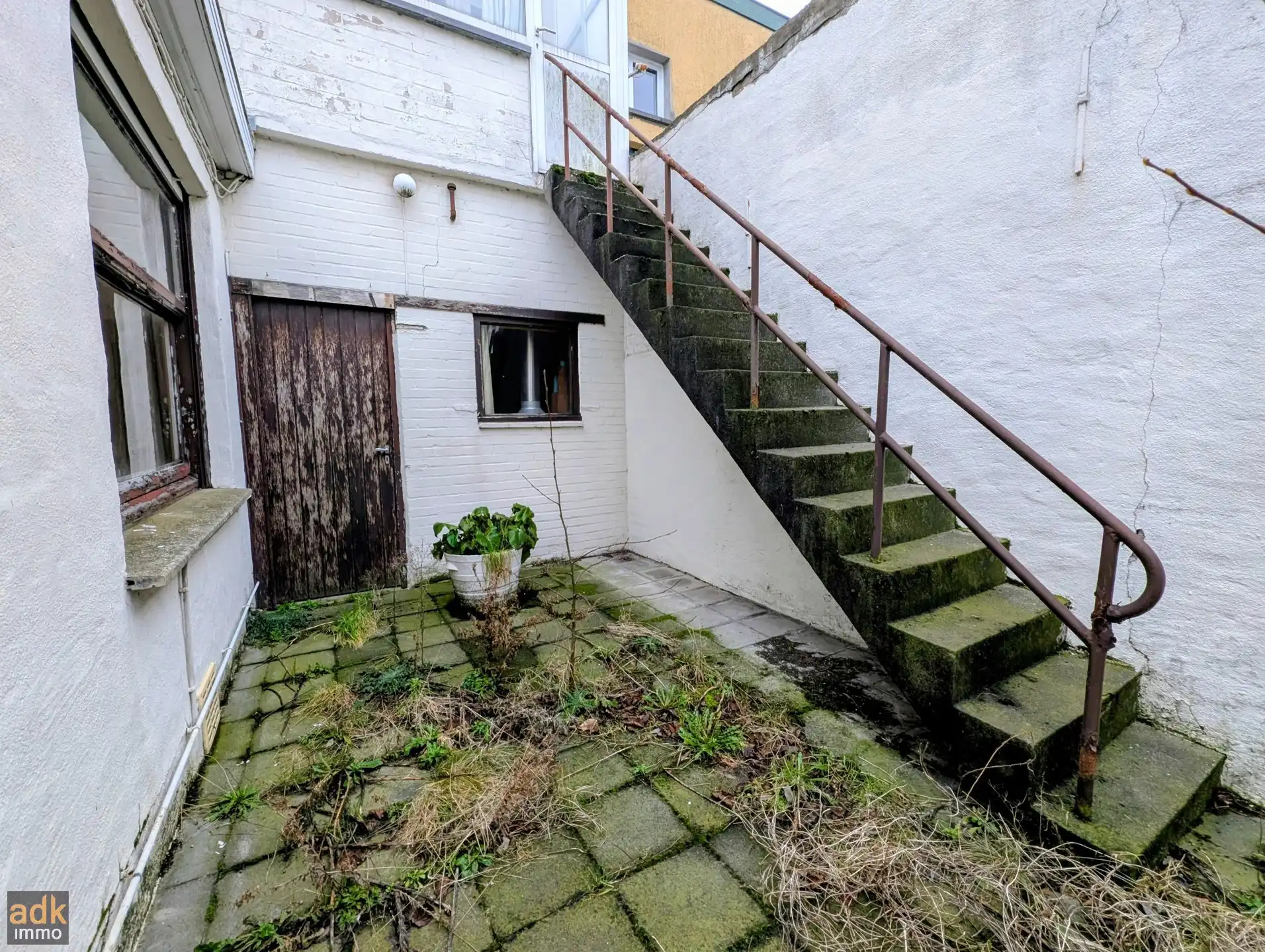 Ruime te renoveren woning met 4 slaapkamers, tuin en garage in Adinkerke te koop. foto 21