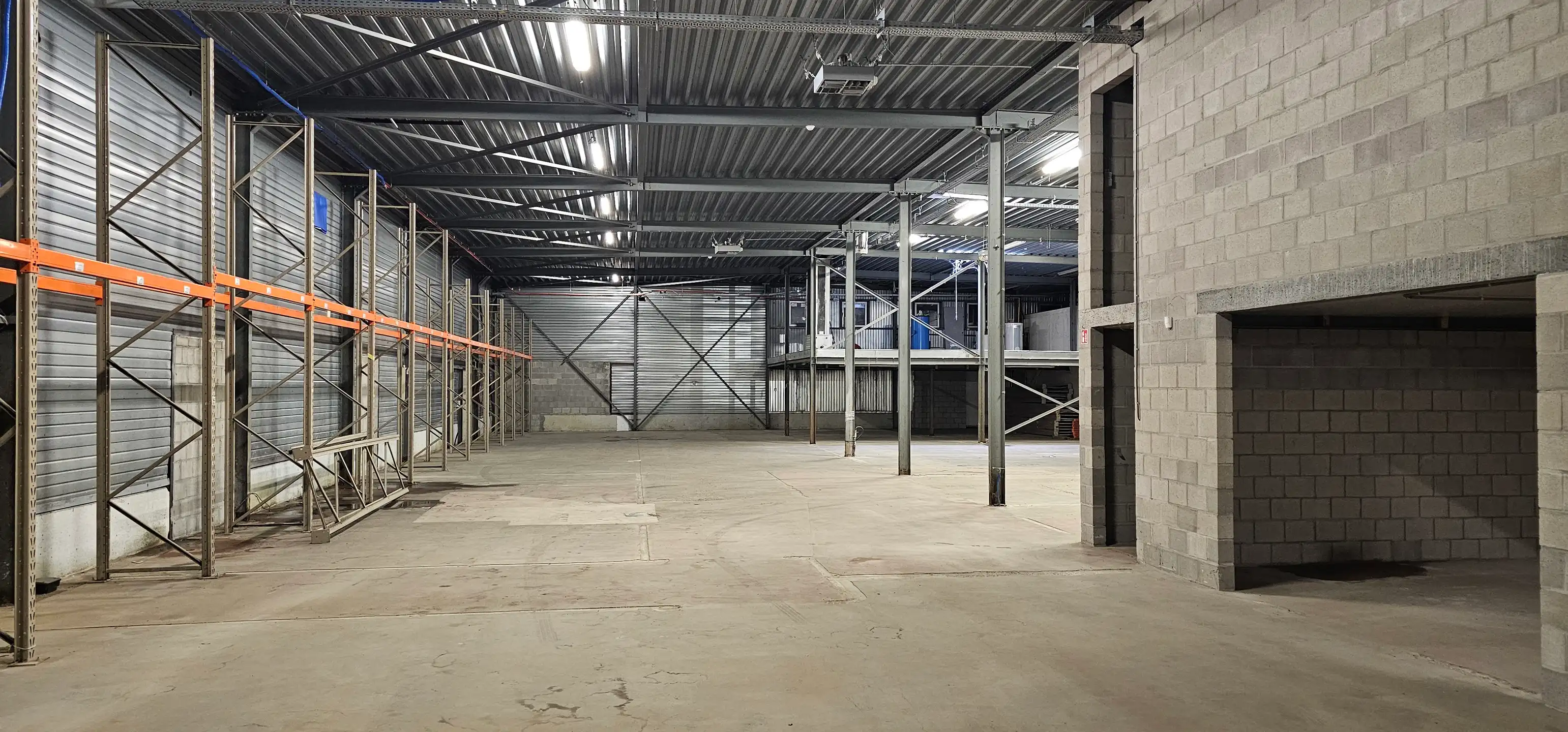 TE HUUR: magazijn/werkplaats van 930m² in Diest foto 4
