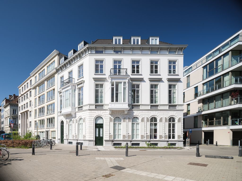 Lichtrijk 2-slaapkamer appartement aan het Sint-Annaplein foto {{pictureIndex}}