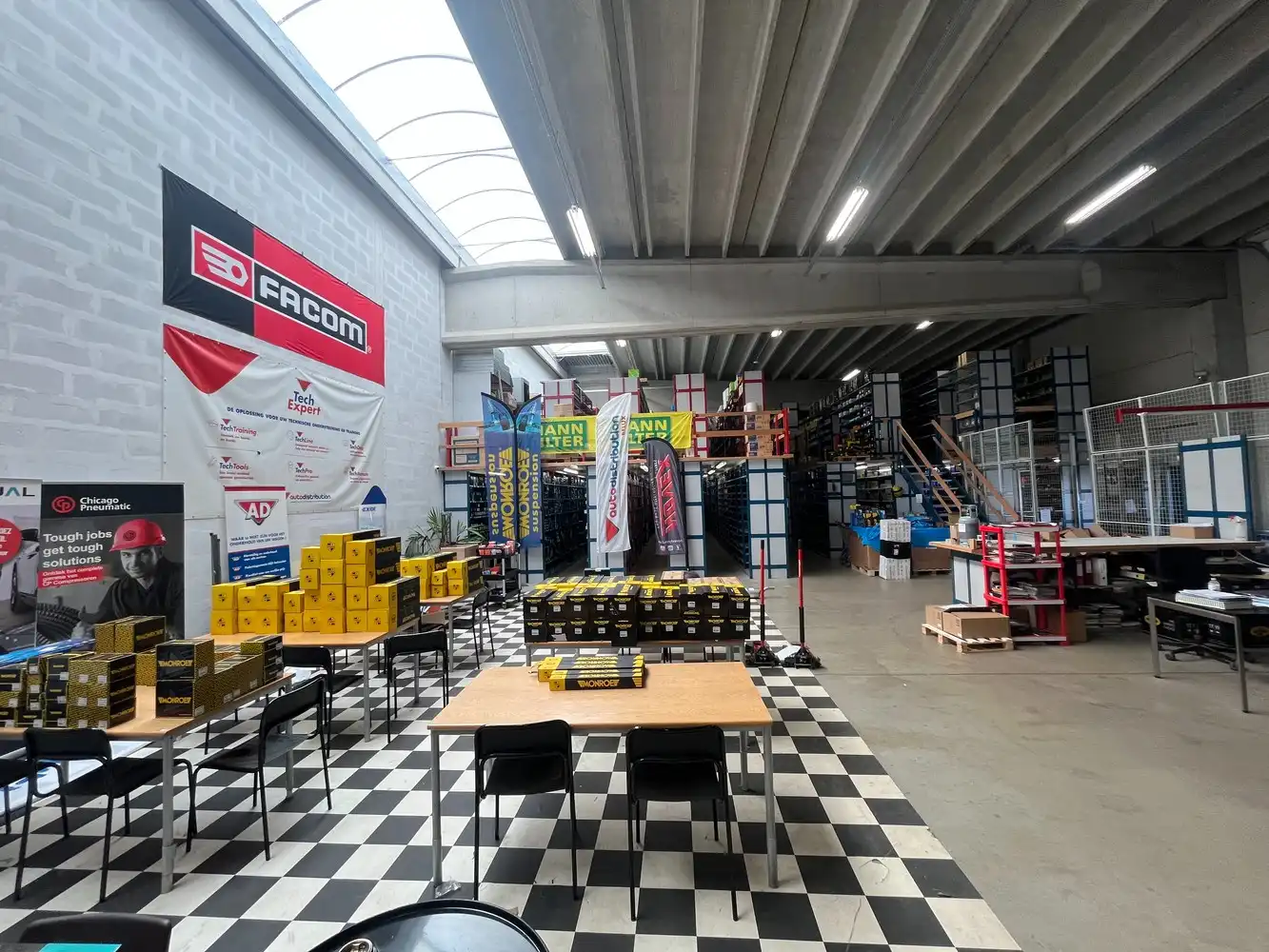 Showroom met opslagruimte foto 22