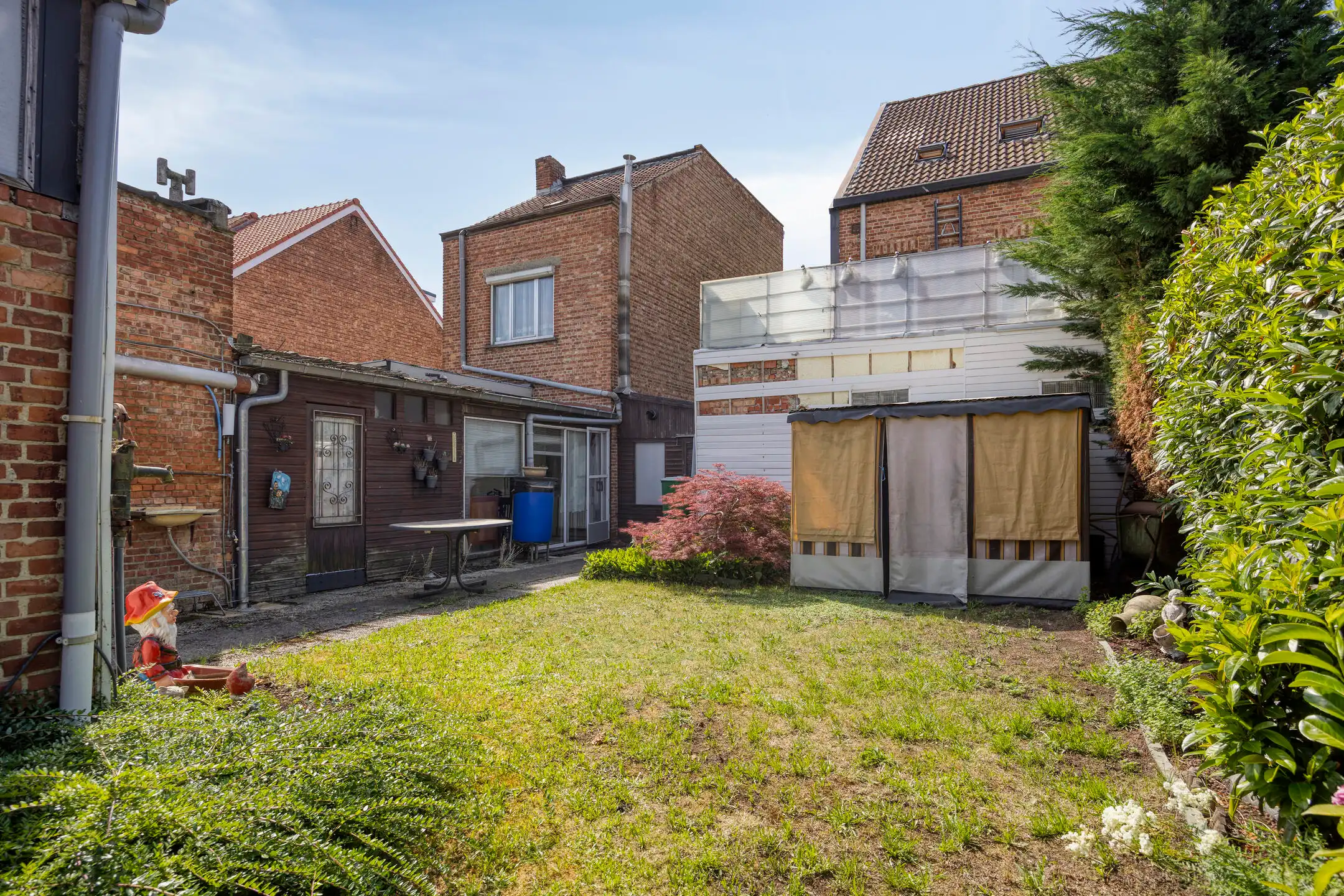 Te renoveren woning met garage en tuin foto 26