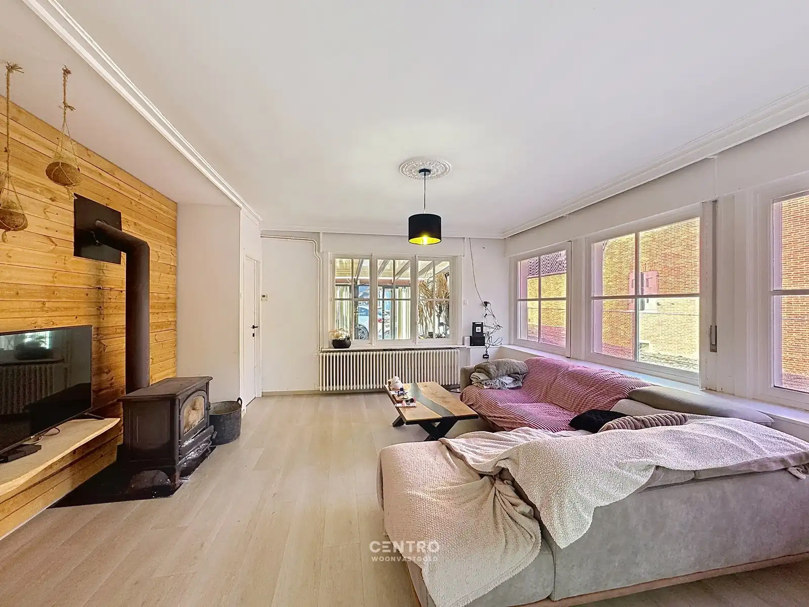 Instapklare woning met 4/5 slpks en RUIME polyvalente ruimte/magazijn (circa 700m²)! foto 3