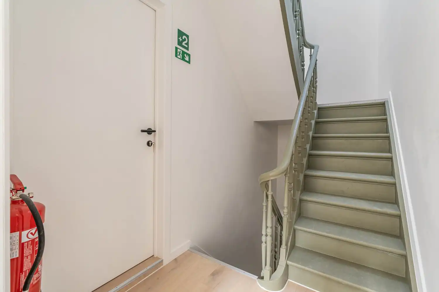 TOTAALRENOVATIE - Goed gelegen en gemeubelde studentenkamer met eigen sanitair (wc, douche & wastafel)! foto 10