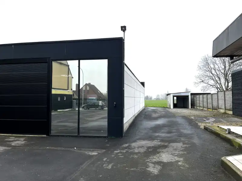 Magazijn met burelen en parkeer mogelijkheden foto 4