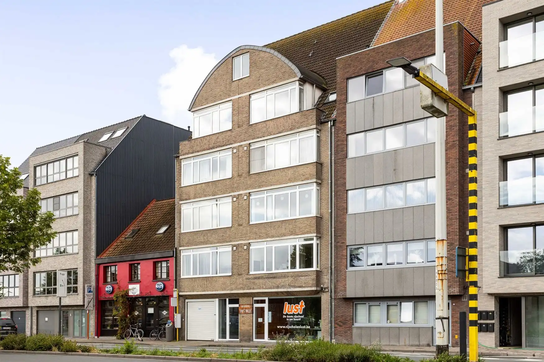 Hoofdfoto van de publicatie: Lichtrijk appartement met garagebox tegenover station Eeklo