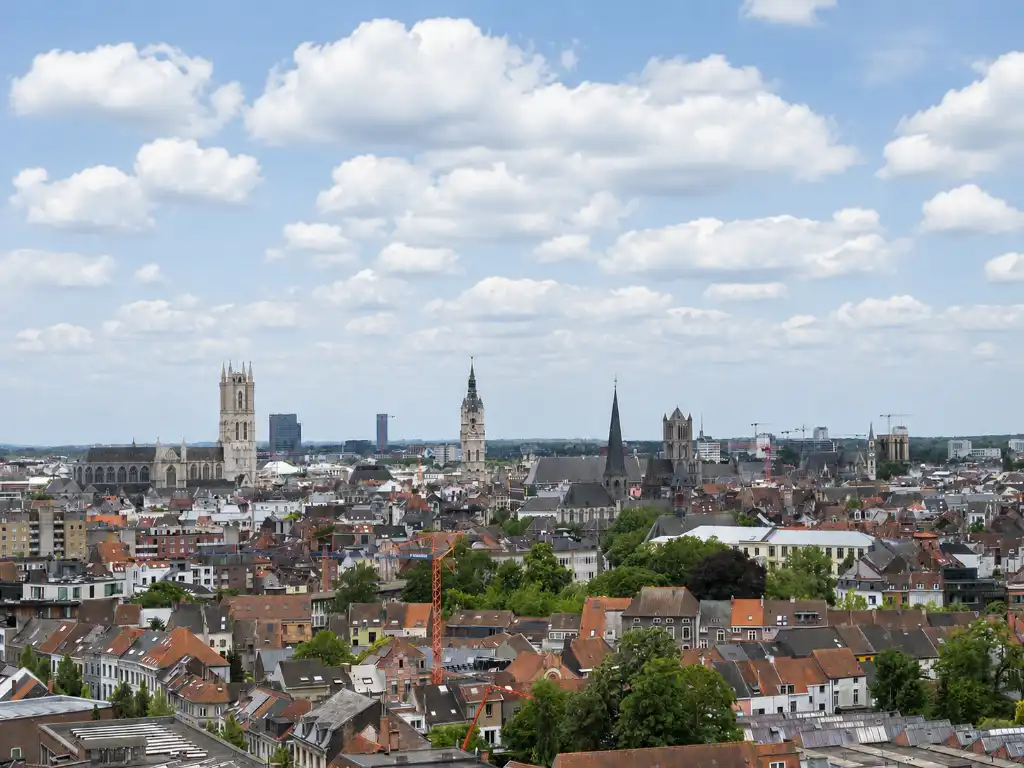 Penthouse met twee volwaardige slaapkamers en een uitzonderlijk terras met panoramisch zicht over Gent en zijn torens. foto 10
