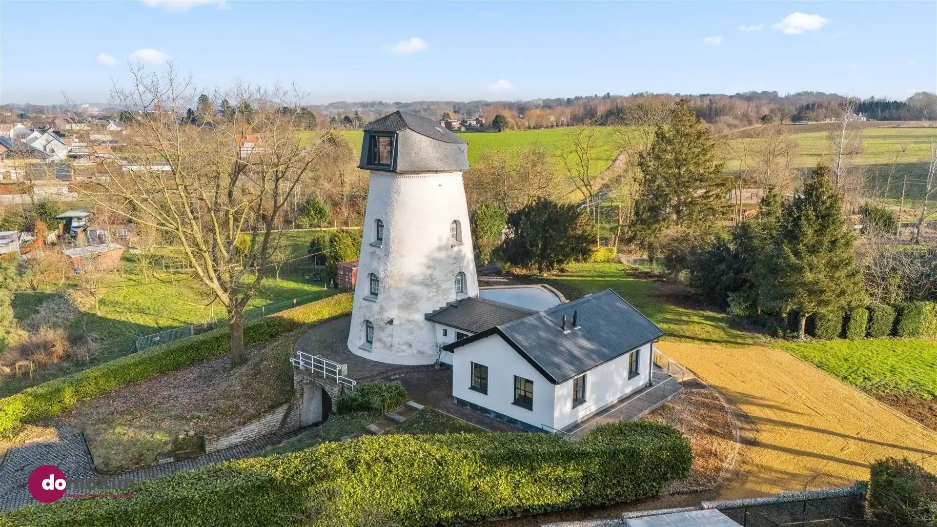 De Oude Korenmolen van Veltem, een unieke villa op een perceel van 47 are foto 2