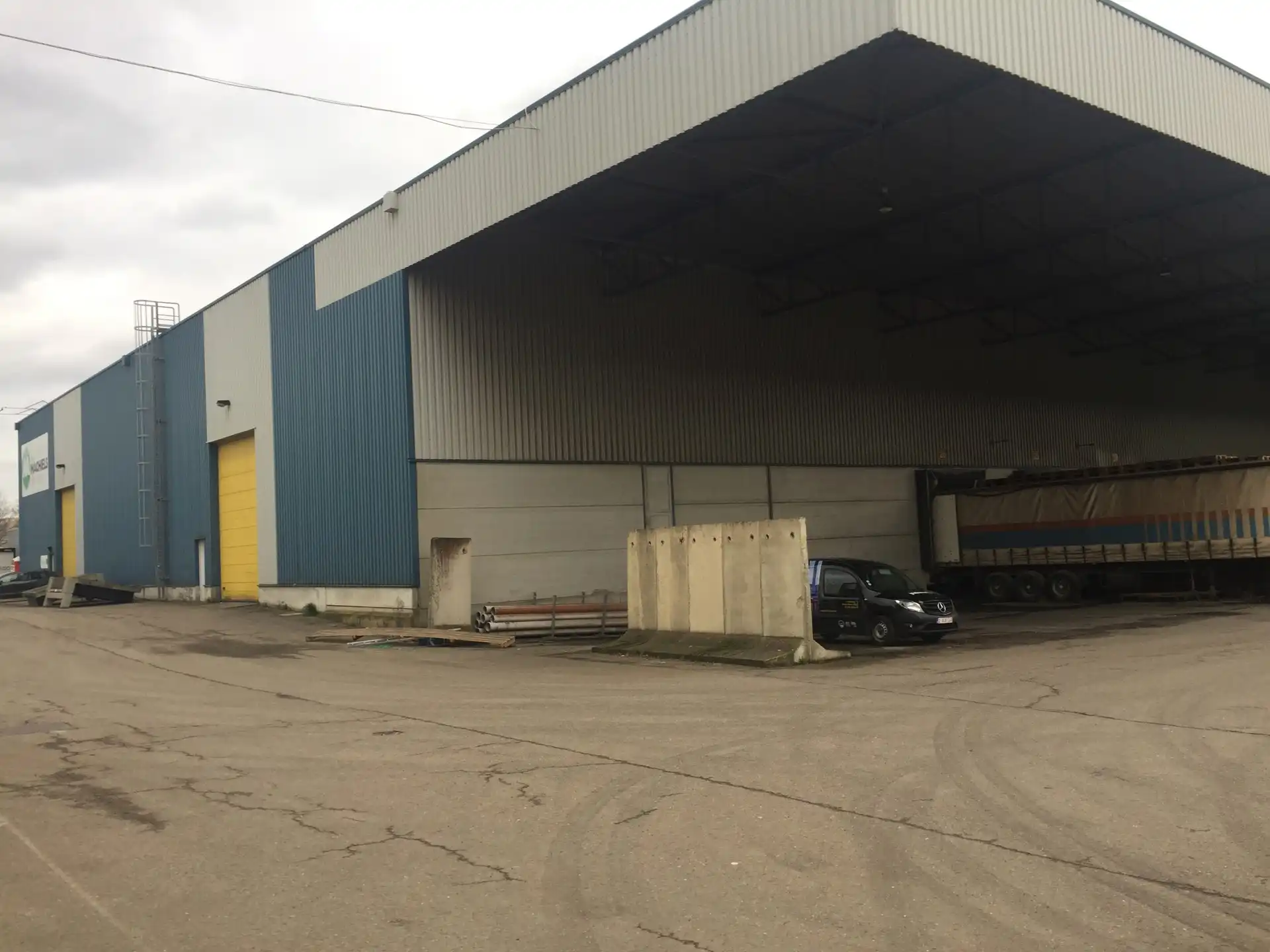 Te Huur Genk: Magazijn 1  poort + 170m² kantoor foto 2