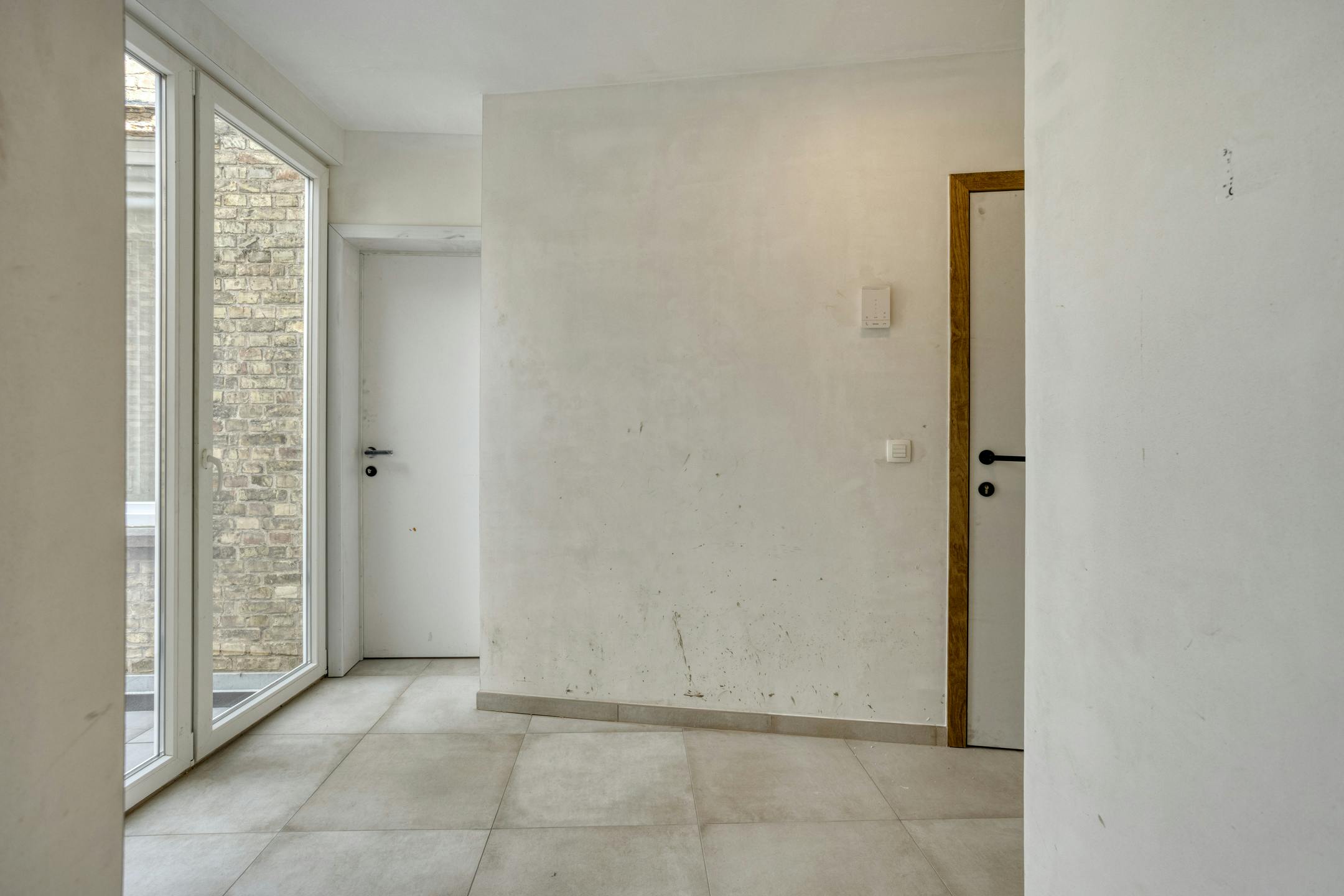 Pand met 2 gerenoveerde appartementen en winkel te Veurne. foto 21