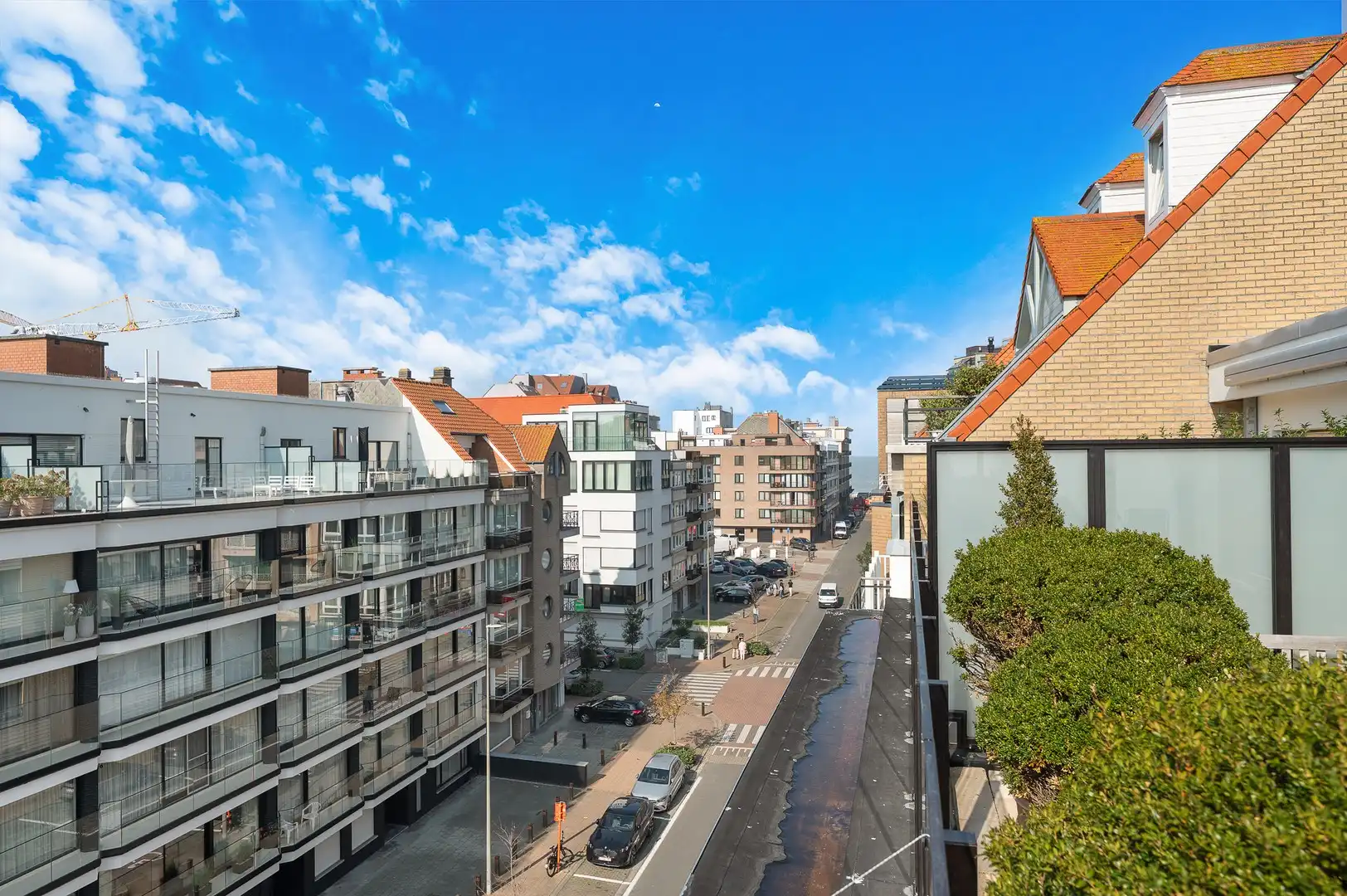Penthouse appartement met grote zonneterrassen nabij strand. foto {{pictureIndex}}