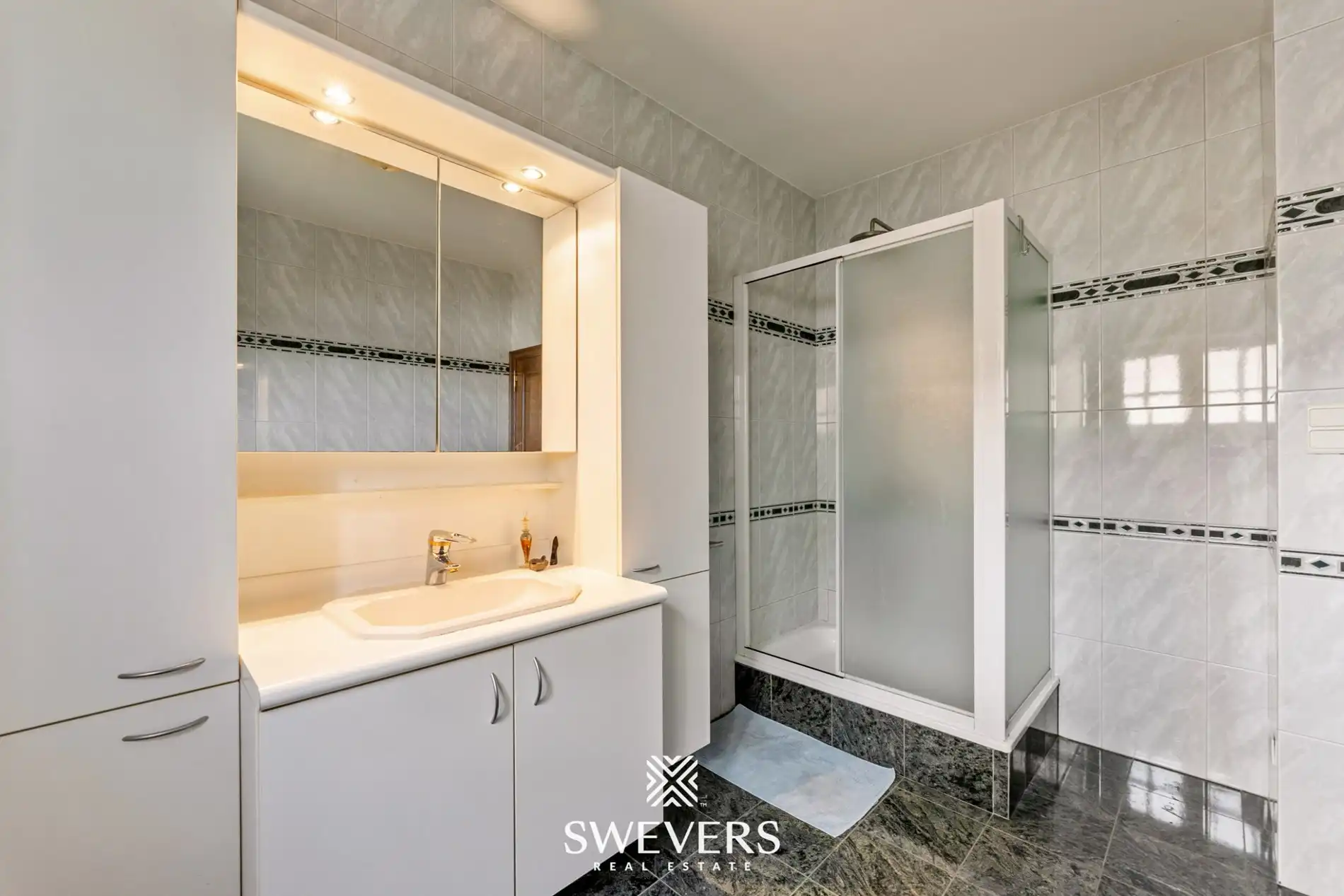 Ruime open bebouwing met 4 slaapkamers en zonnige tuin in Houthalen foto 24