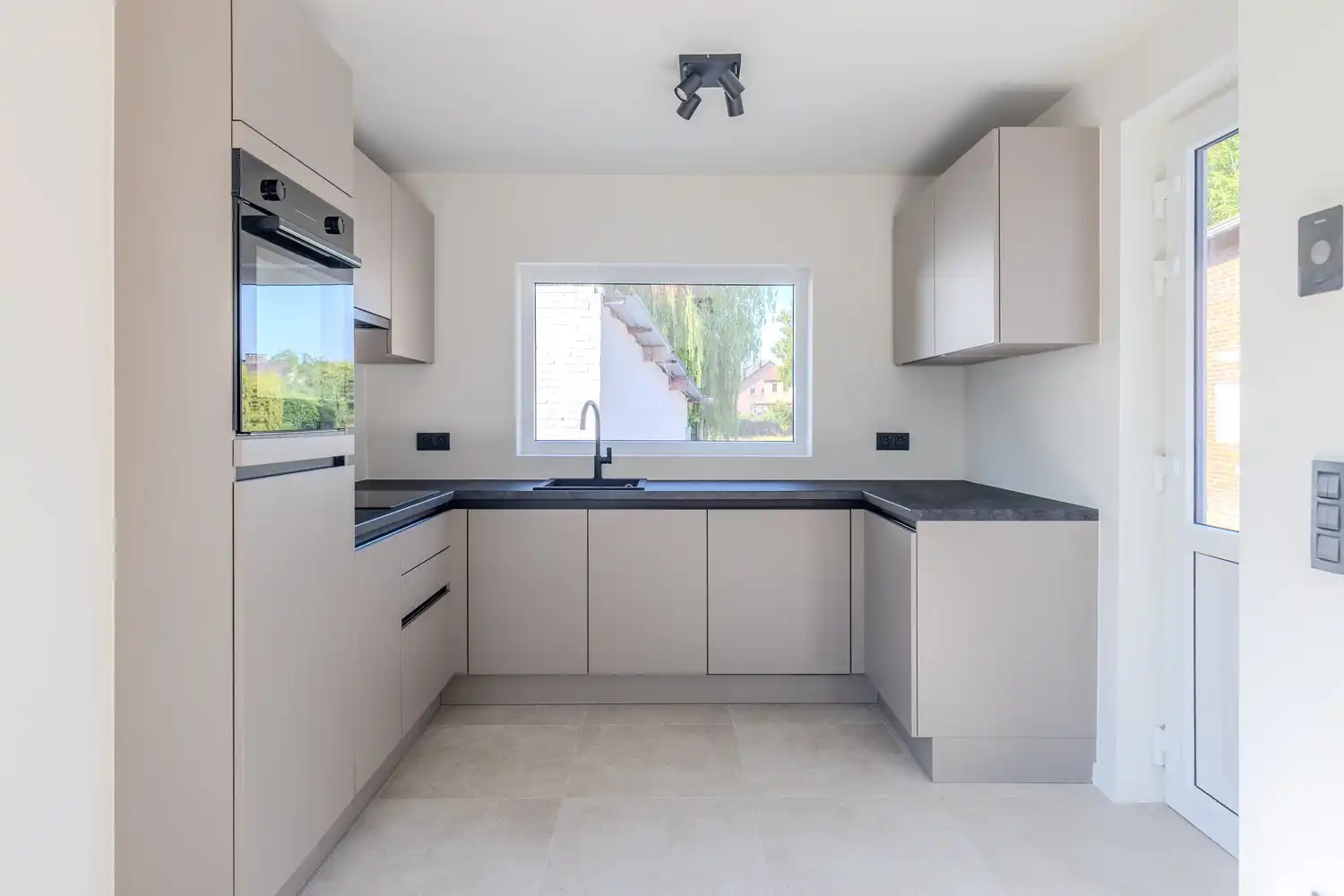 Volledig gerenoveerde huurwoning met drie slaapkamers en ruime tuin op toplocatie in Rekem foto 16