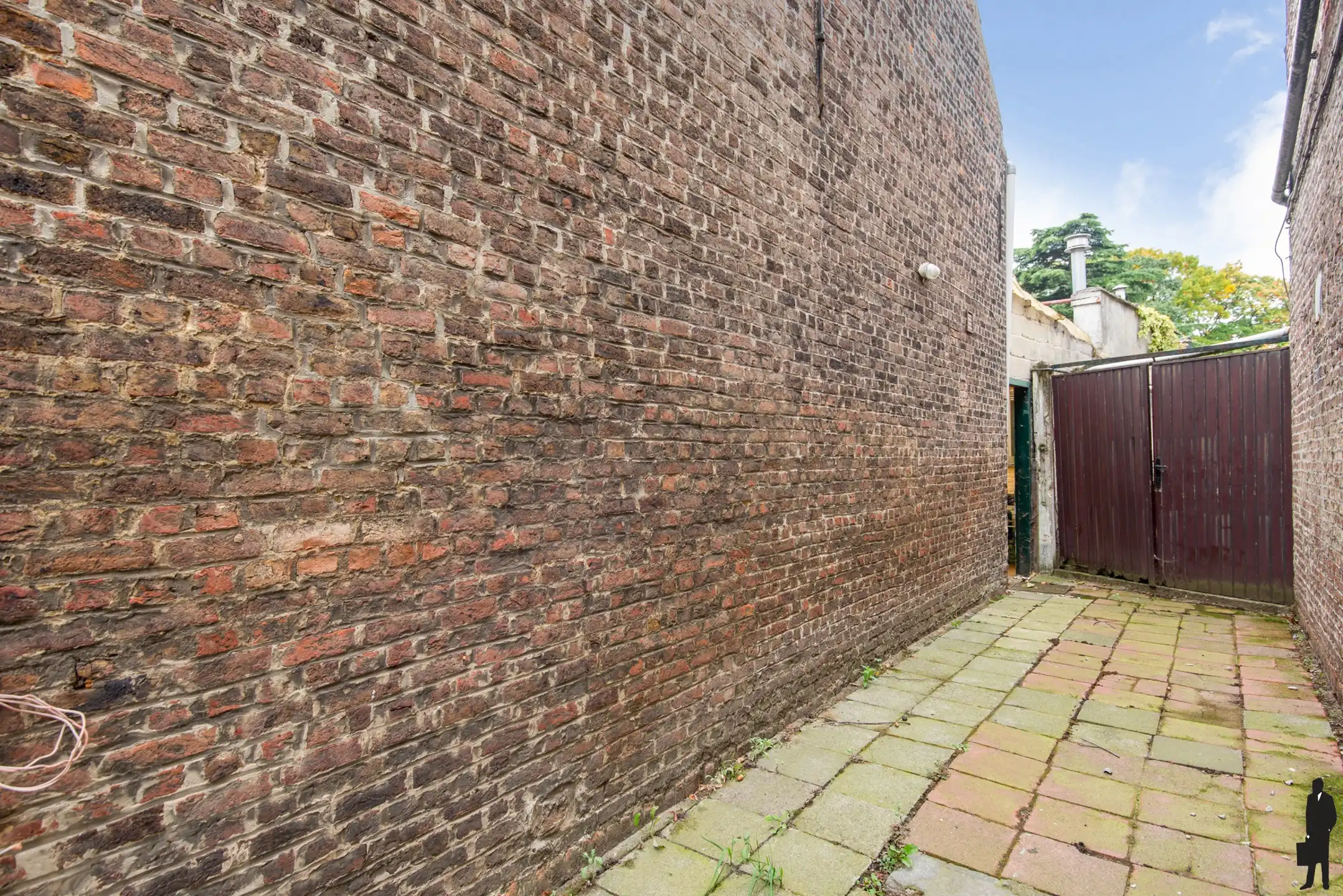 Te renoveren woning pal in het centrum van Hemiksem foto 12